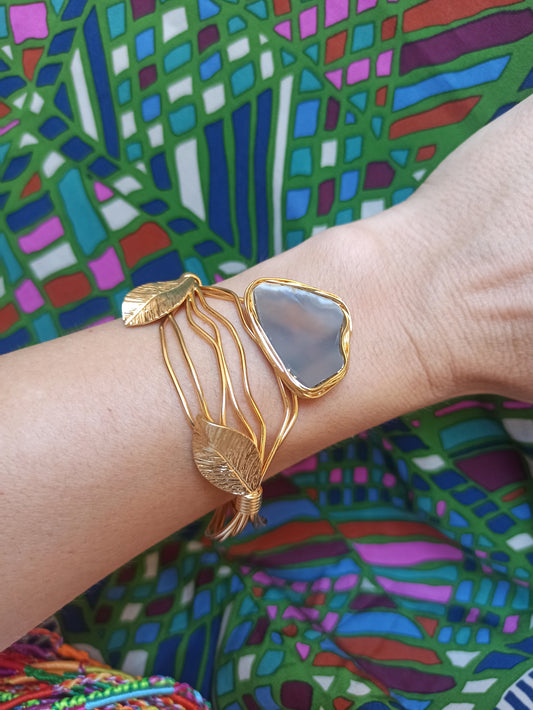 Golden bracelet with light lilac agate leaves