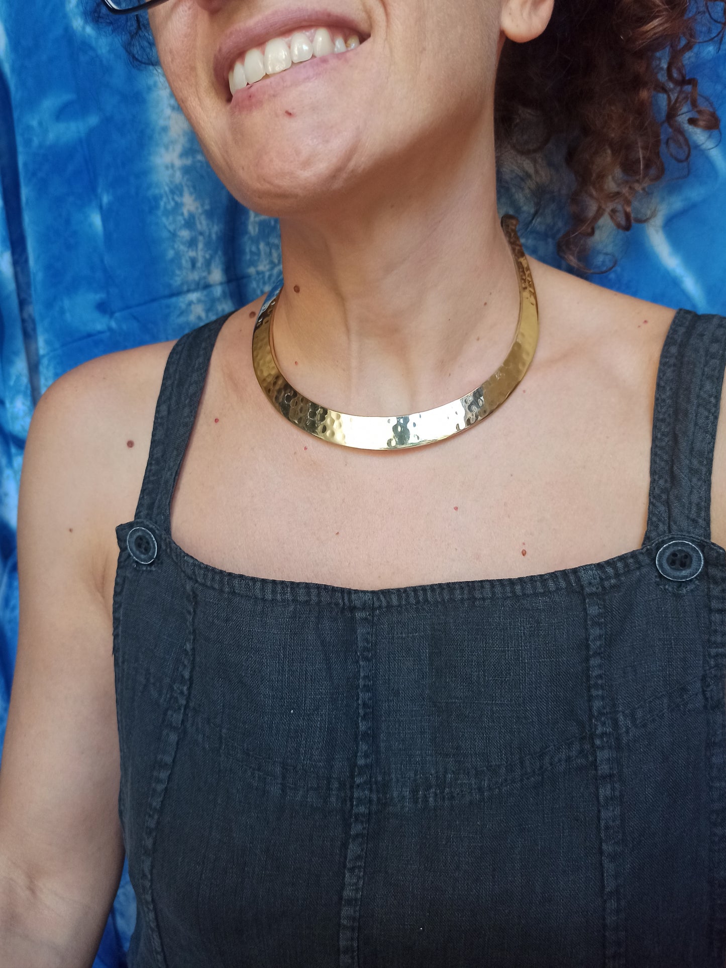 Hammered golden collar