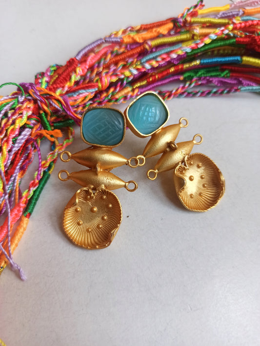 Goldene Ohrringe mit hellblauem Design