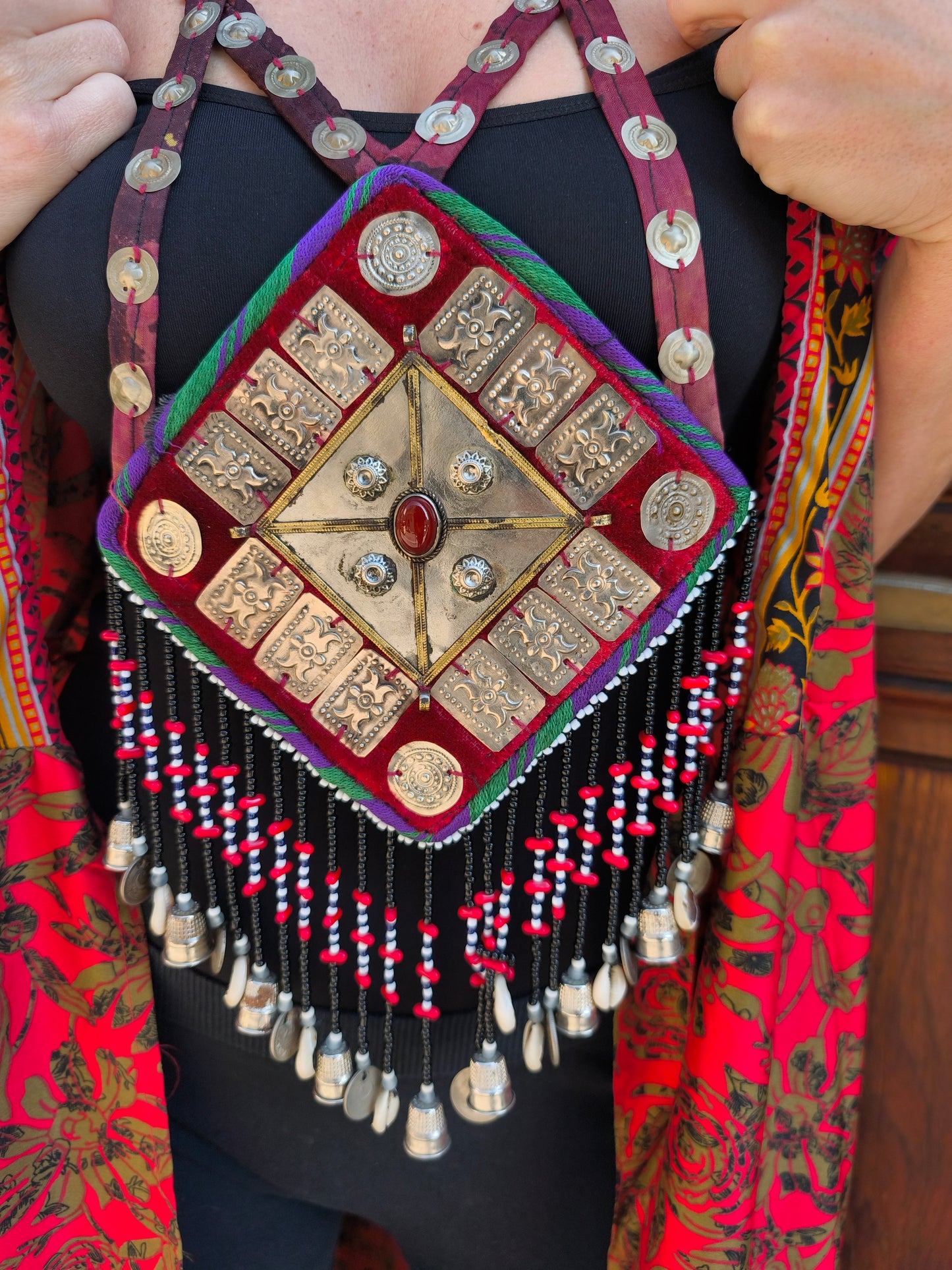 Collana etnica vintage boho artigianale con pendente decorato e frange