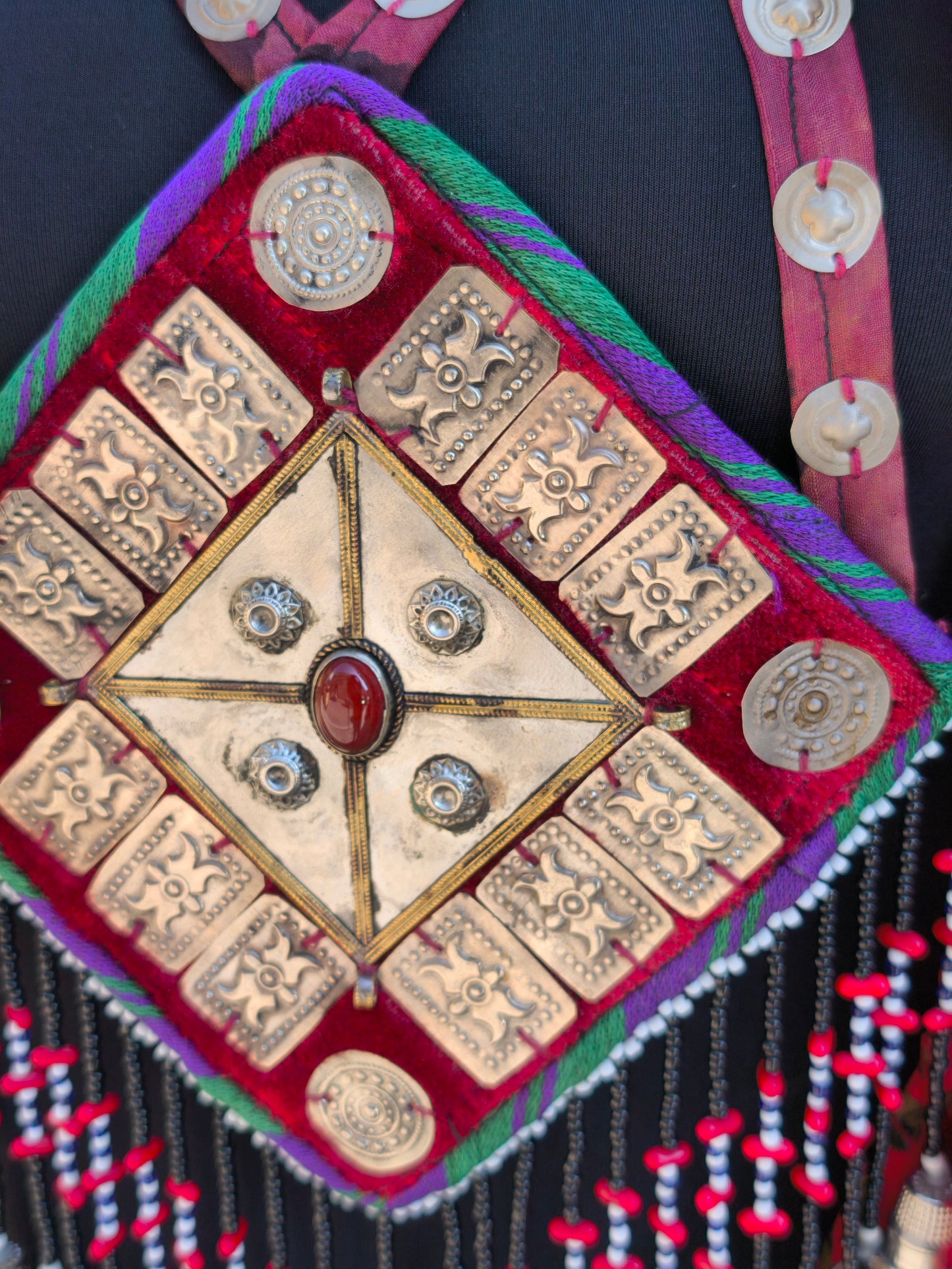 Collana etnica vintage boho artigianale con pendente decorato e frange