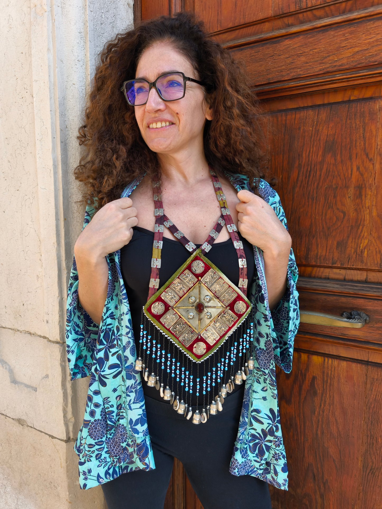 Collana etnica boho artigianale con pendente decorato e frange