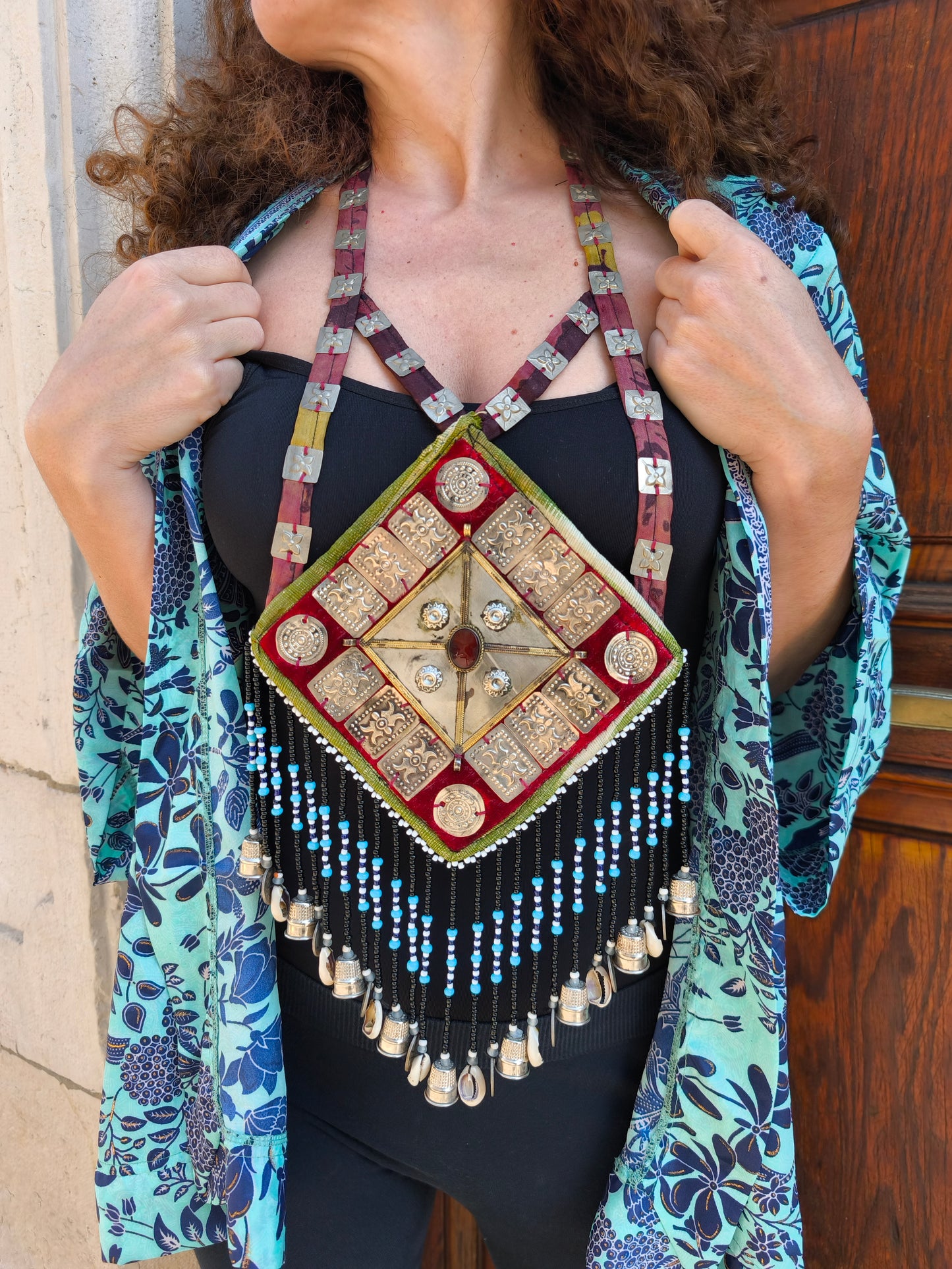 Collana etnica boho artigianale con pendente decorato e frange