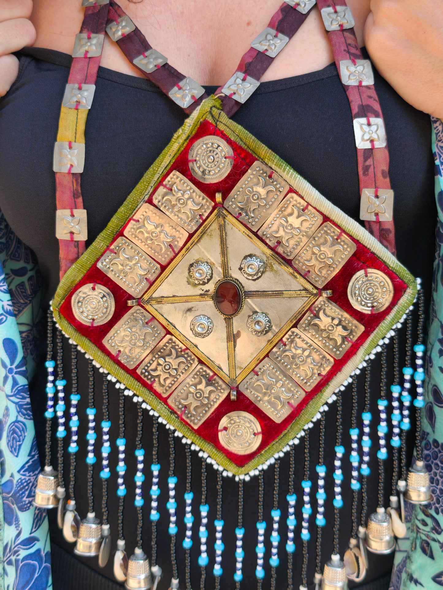 Collana etnica boho artigianale con pendente decorato e frange