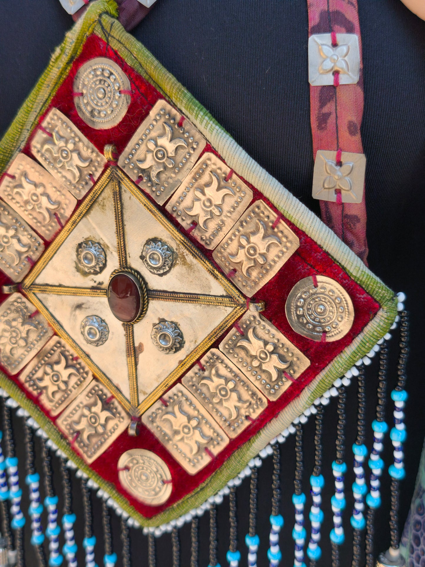 Collana etnica boho artigianale con pendente decorato e frange