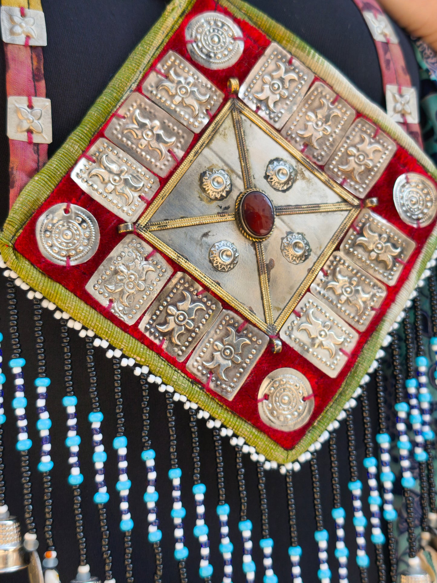 Collana etnica boho artigianale con pendente decorato e frange