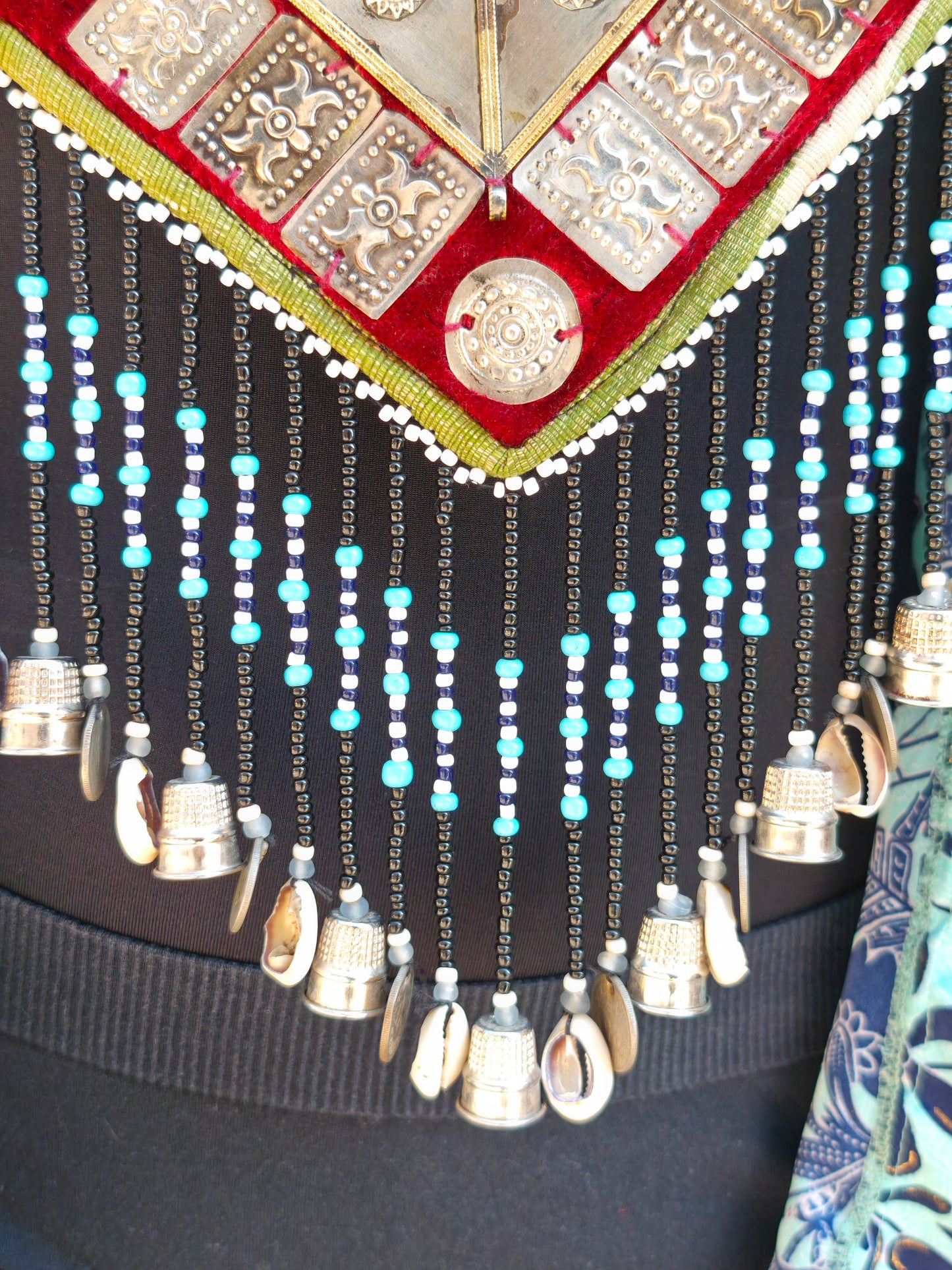 Collana etnica boho artigianale con pendente decorato e frange