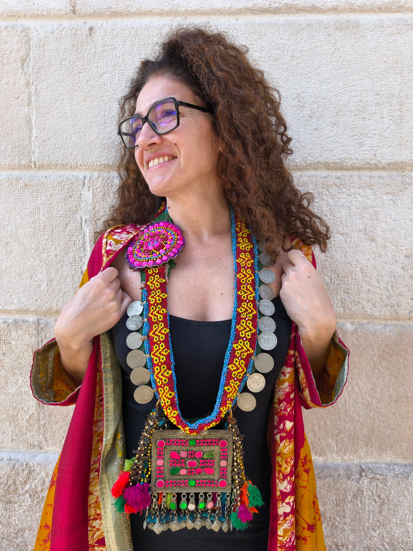 Collana etnica vintage artigianale con ricami, monete decorative e pendente tribale