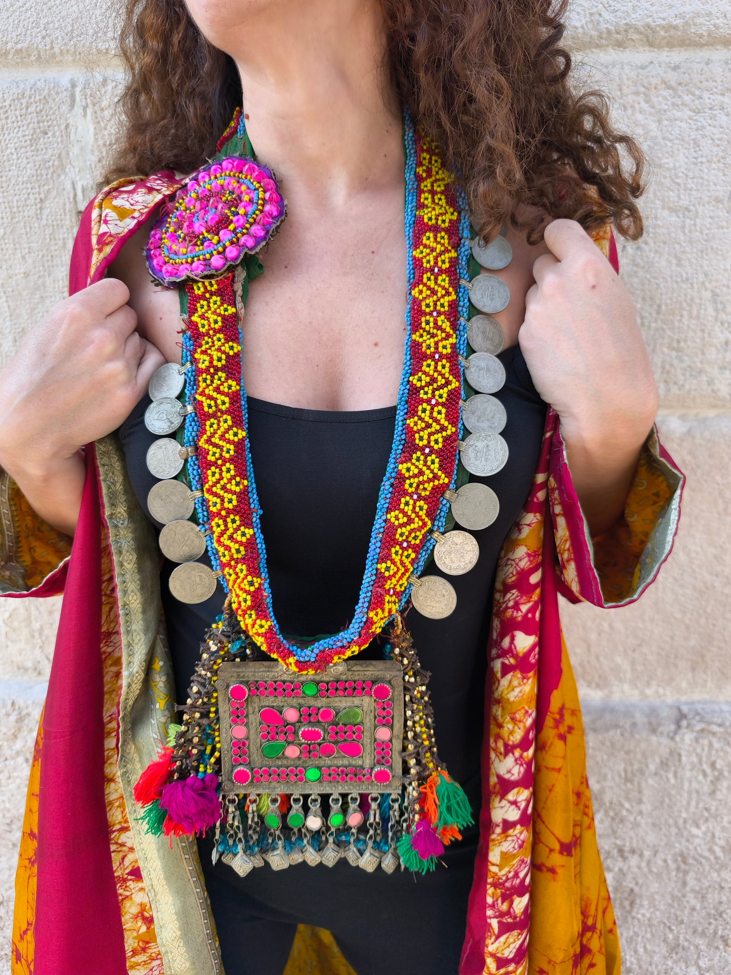 Collana etnica vintage artigianale con ricami, monete decorative e pendente tribale