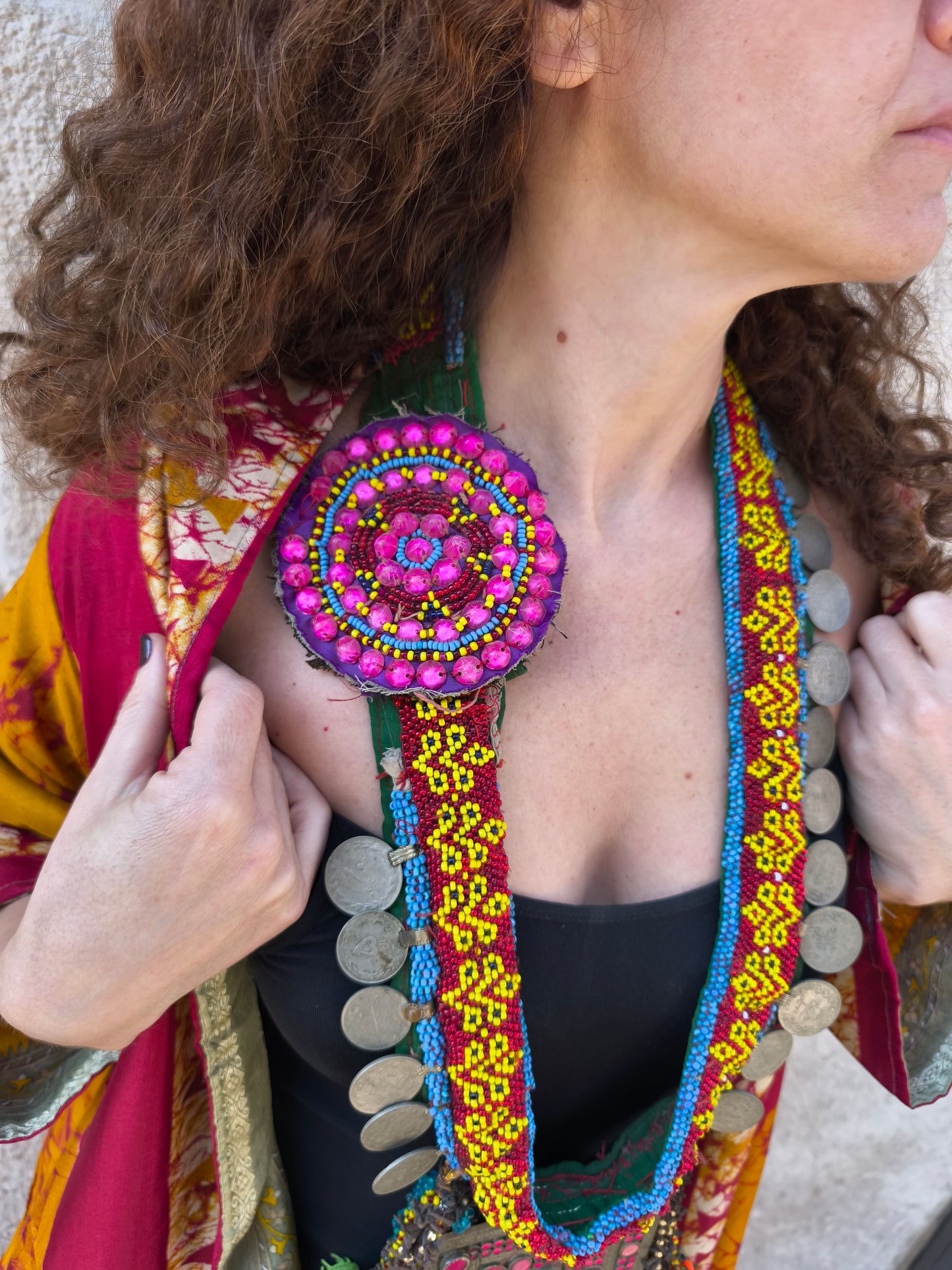 Collana etnica vintage artigianale con ricami, monete decorative e pendente tribale