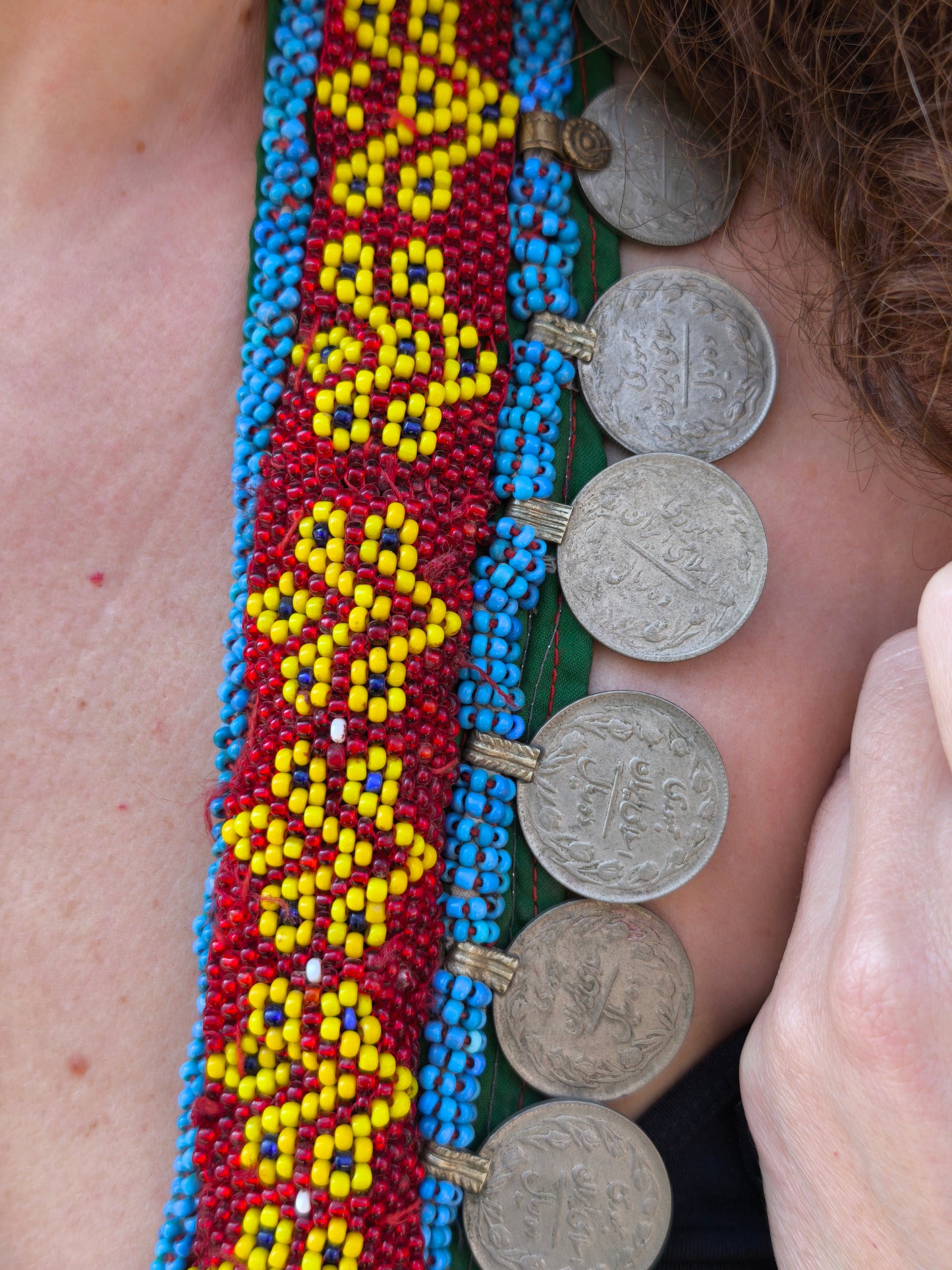 Collana etnica vintage artigianale con ricami, monete decorative e pendente tribale