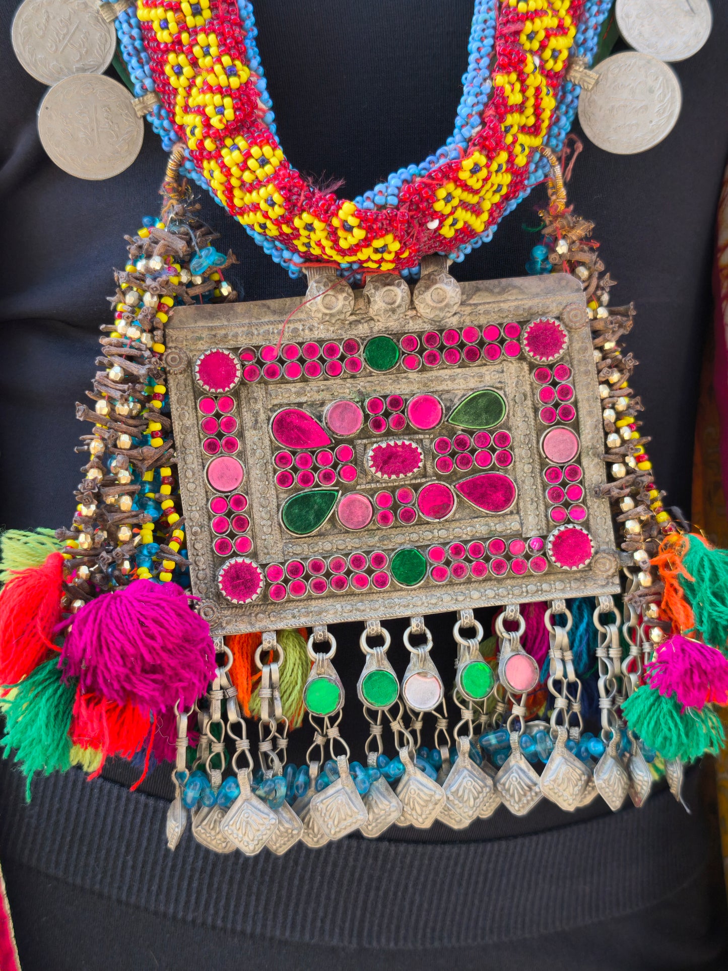 Collana etnica vintage artigianale con ricami, monete decorative e pendente tribale