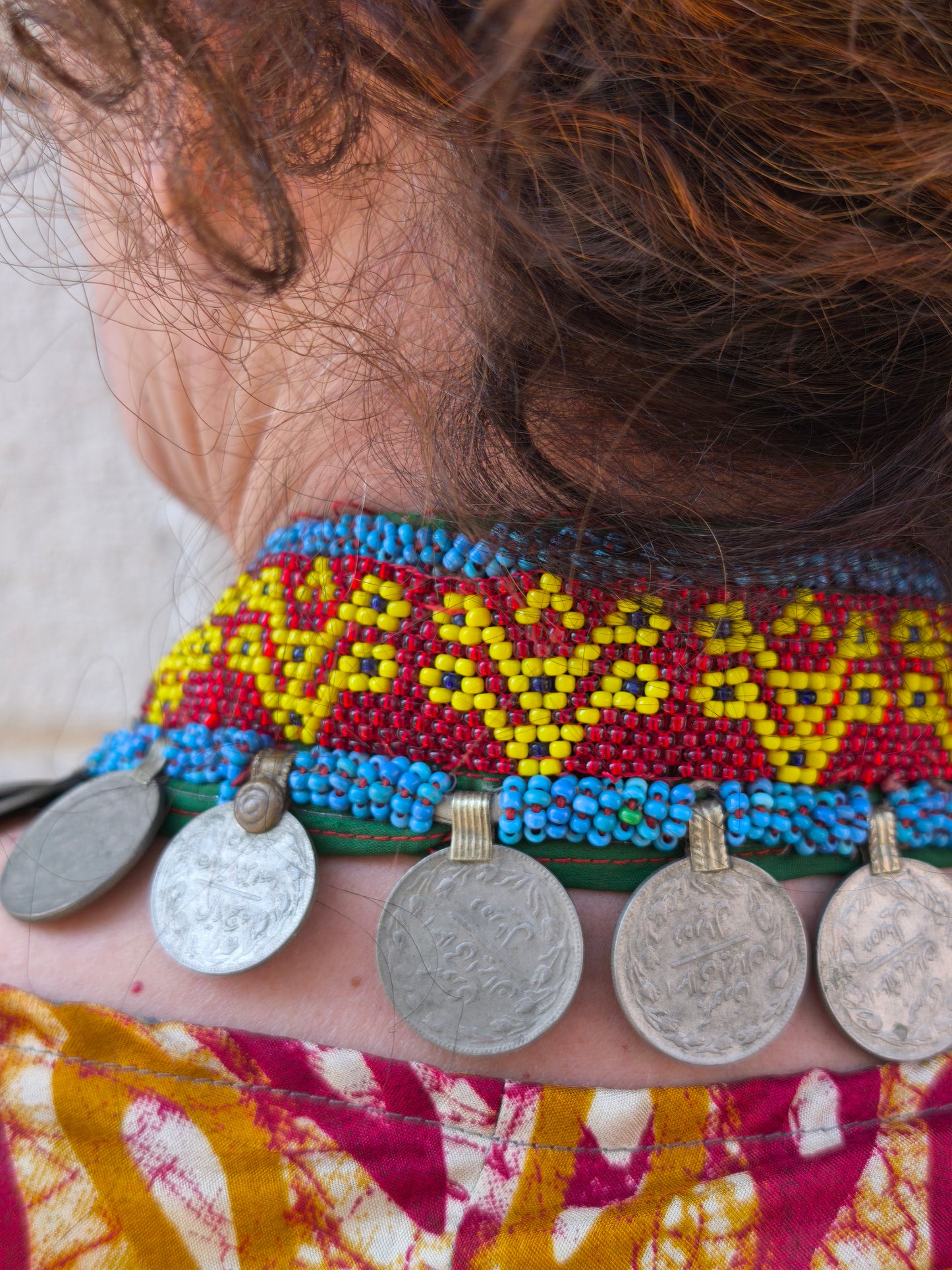 Collana etnica vintage artigianale con ricami, monete decorative e pendente tribale