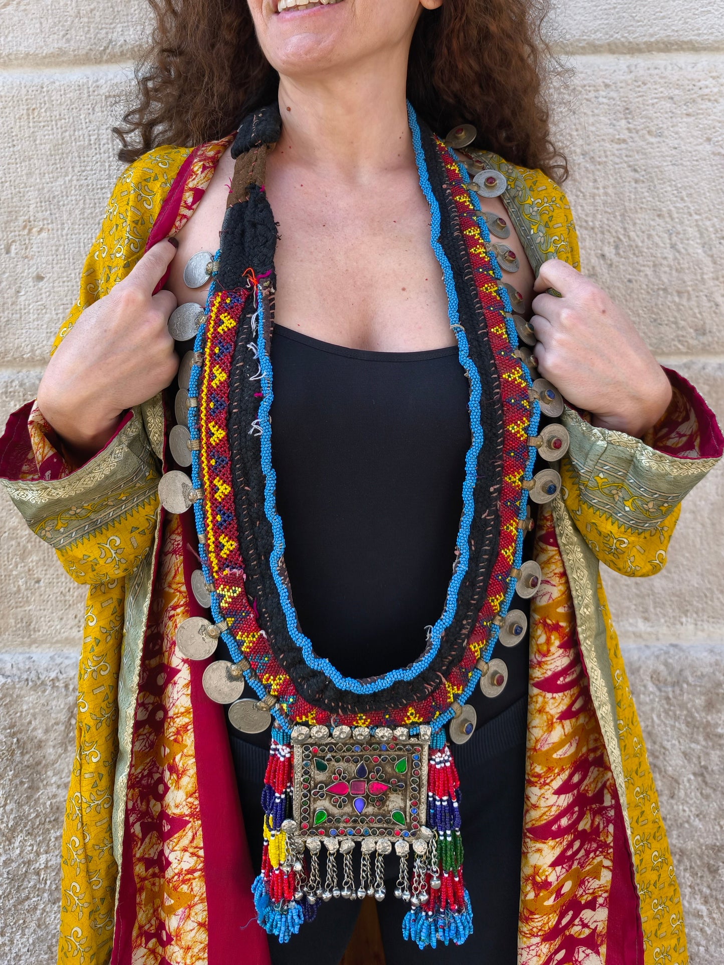 Collana afgana vintage artigianale boho con monete, ricami e pendente decorato