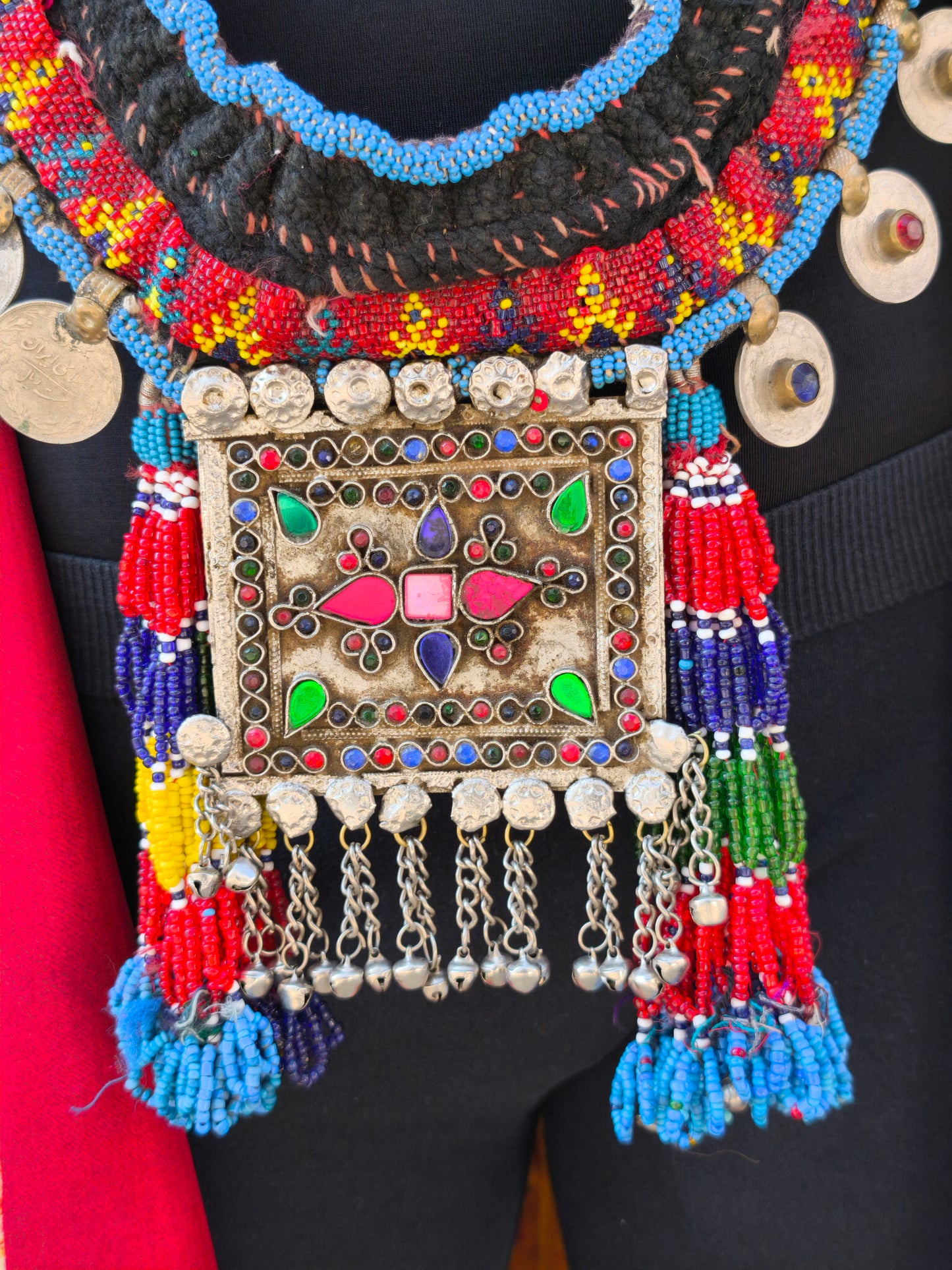 Collana afgana vintage artigianale boho con monete, ricami e pendente decorato