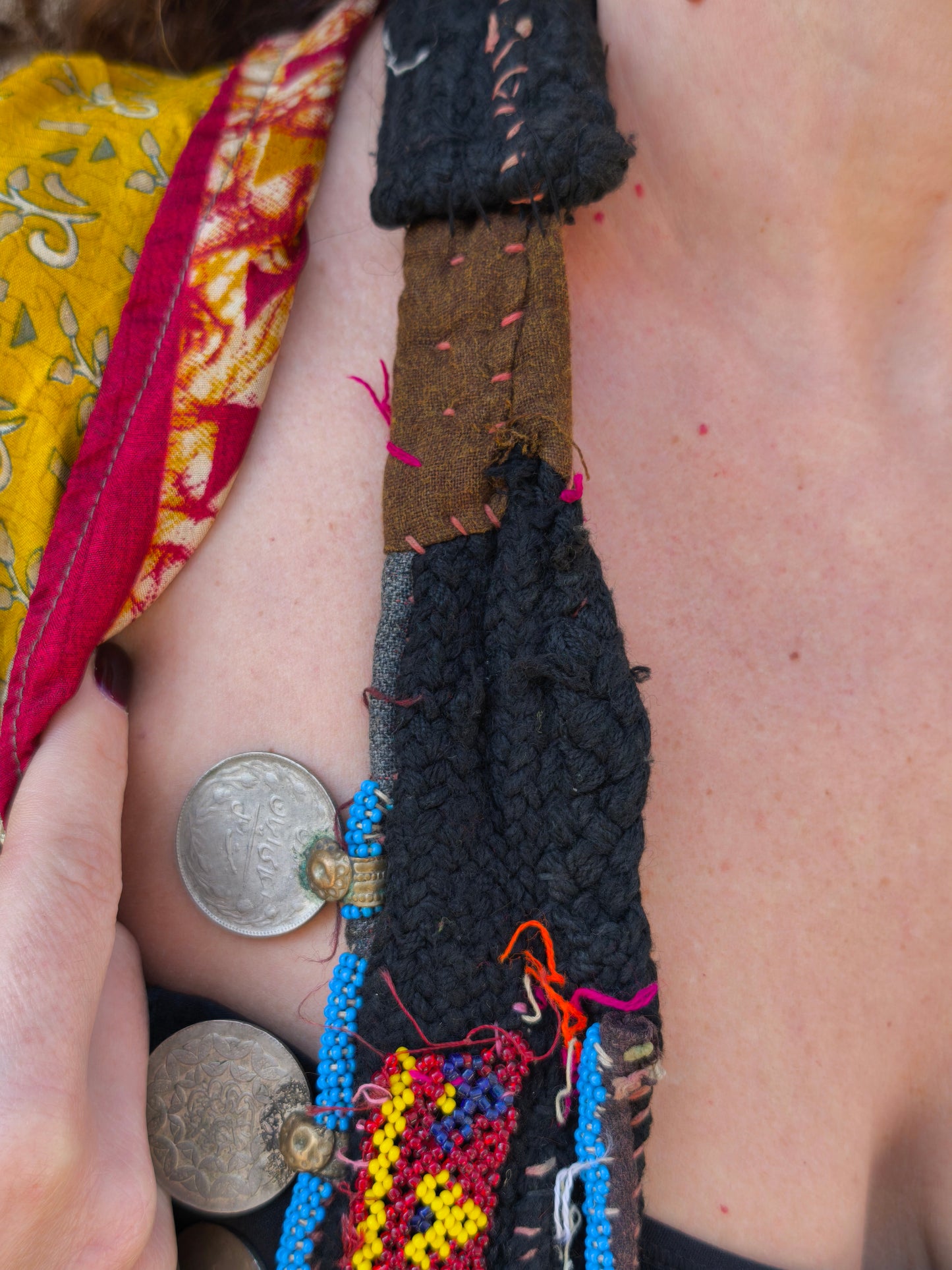 Collana afgana vintage artigianale boho con monete, ricami e pendente decorato