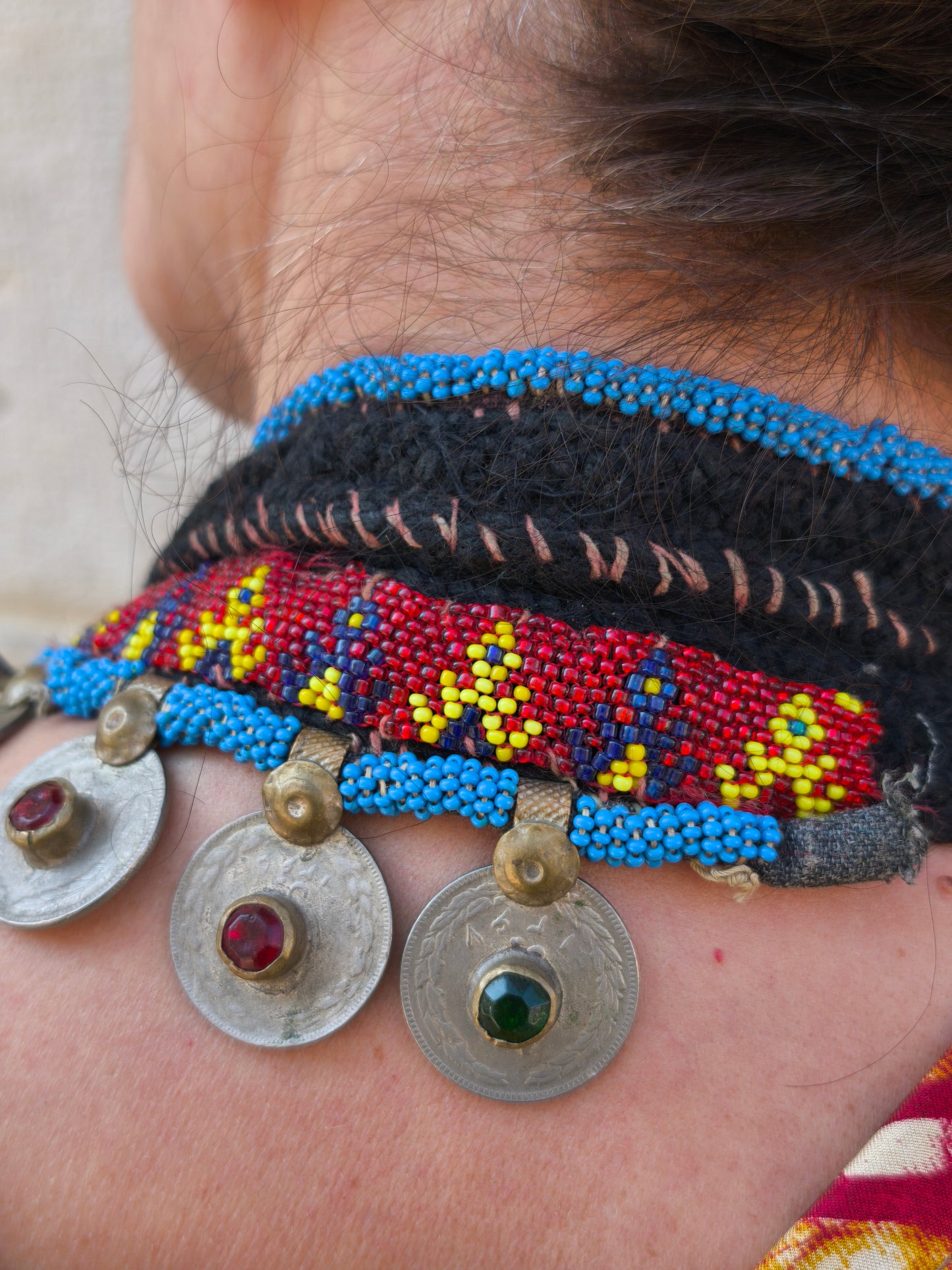 Collana afgana vintage artigianale boho con monete, ricami e pendente decorato