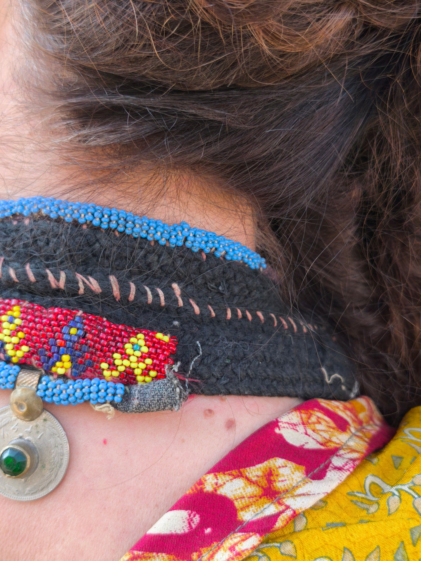 Collana afgana vintage artigianale boho con monete, ricami e pendente decorato