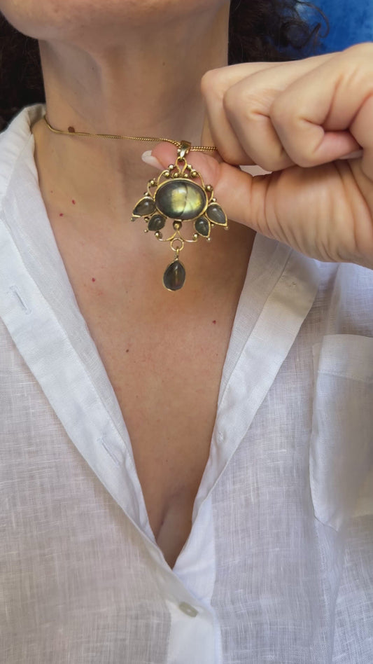 Ciondolo boho dorato labradorite