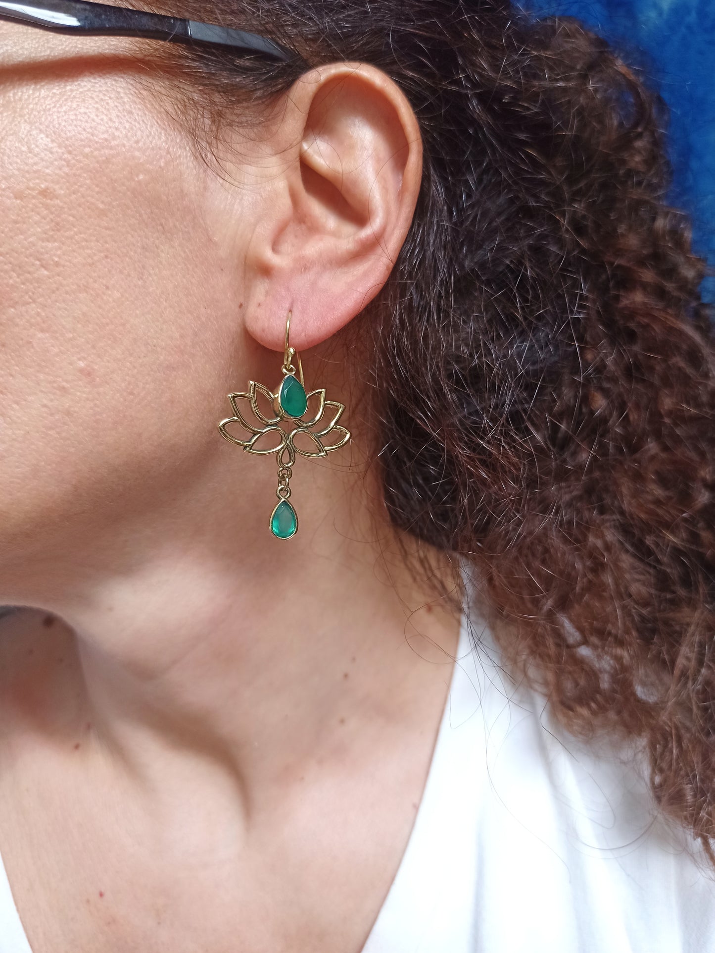 Orecchini boho dorato fiore di loto verde