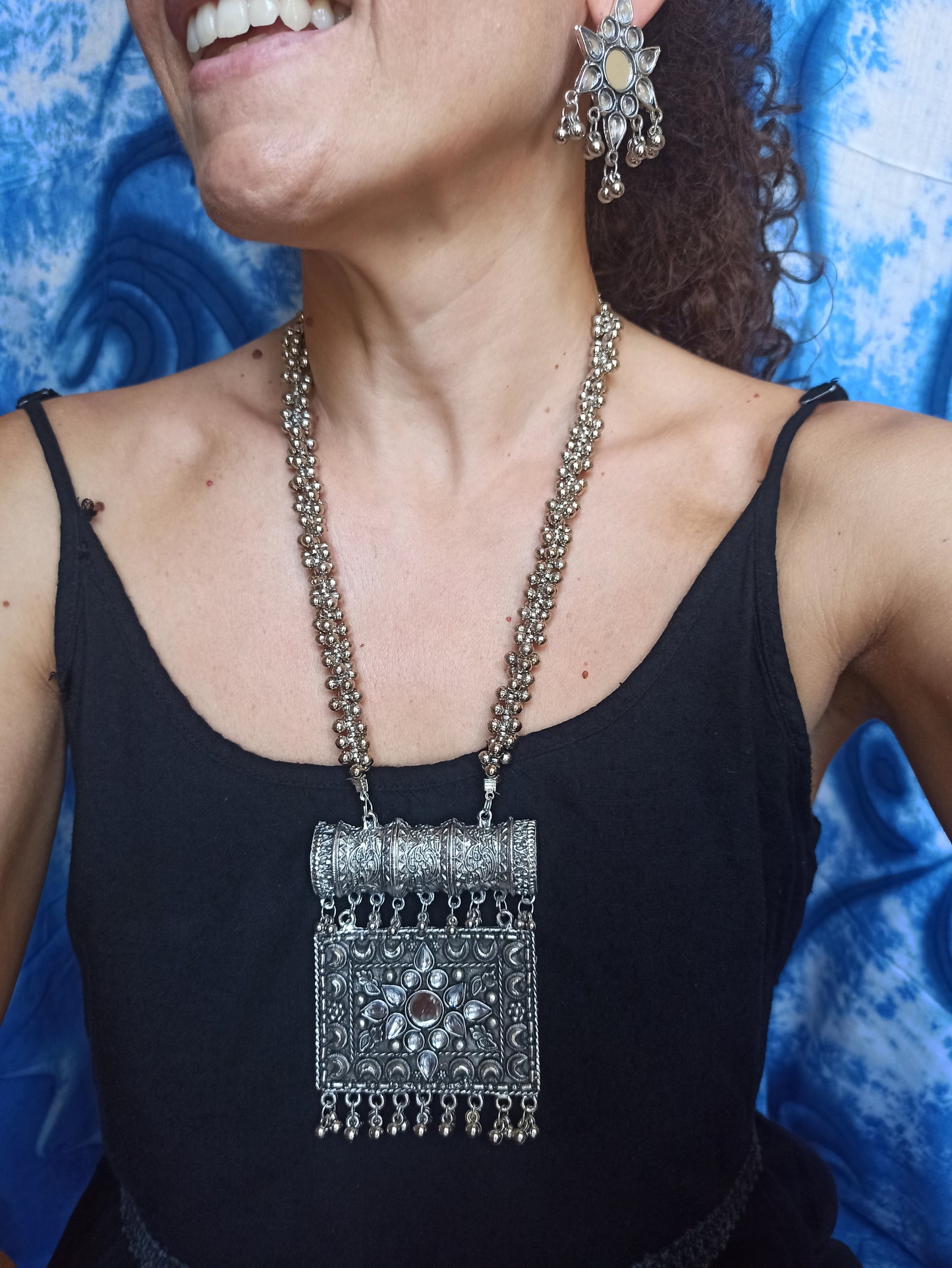 Long necklace and earrings in silver metal with India mirrors