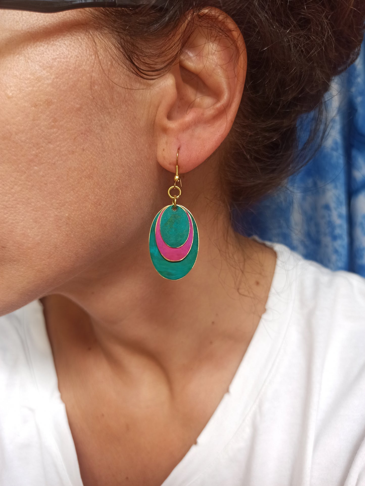 Fuchsia turquoise oval golden earrings