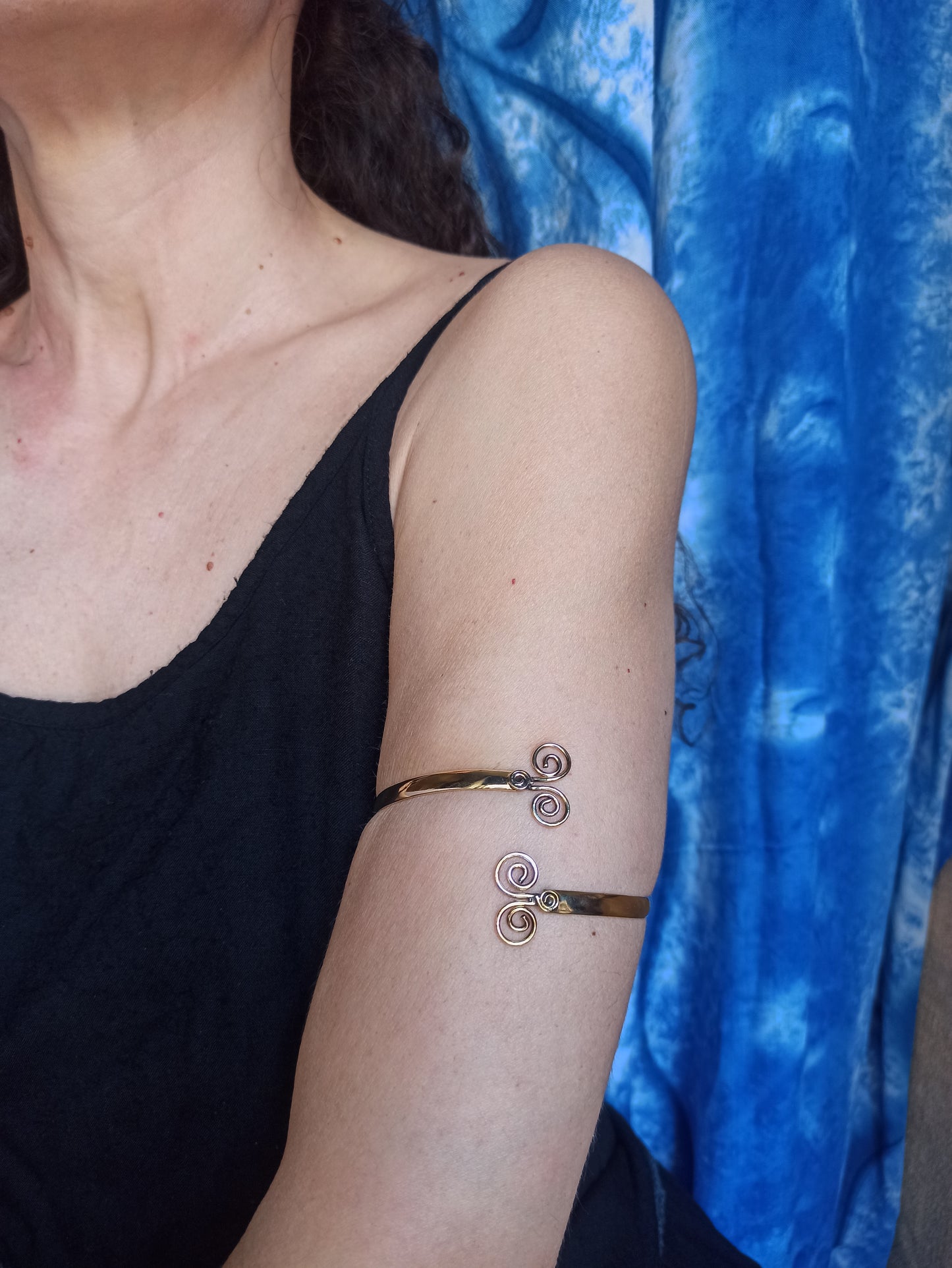 Golden curls arm bracelet