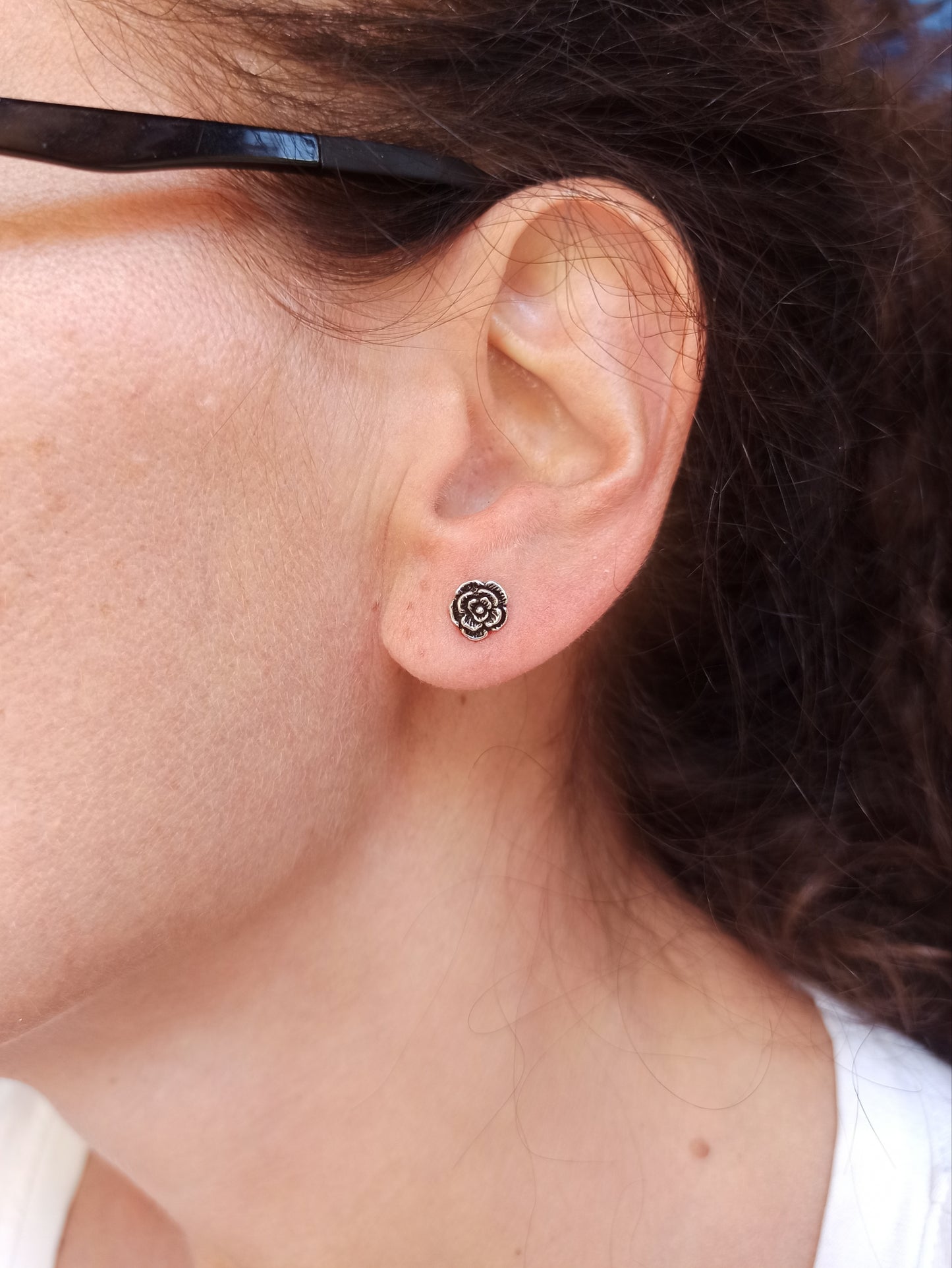 Single lobe earring in 925 silver with a peony