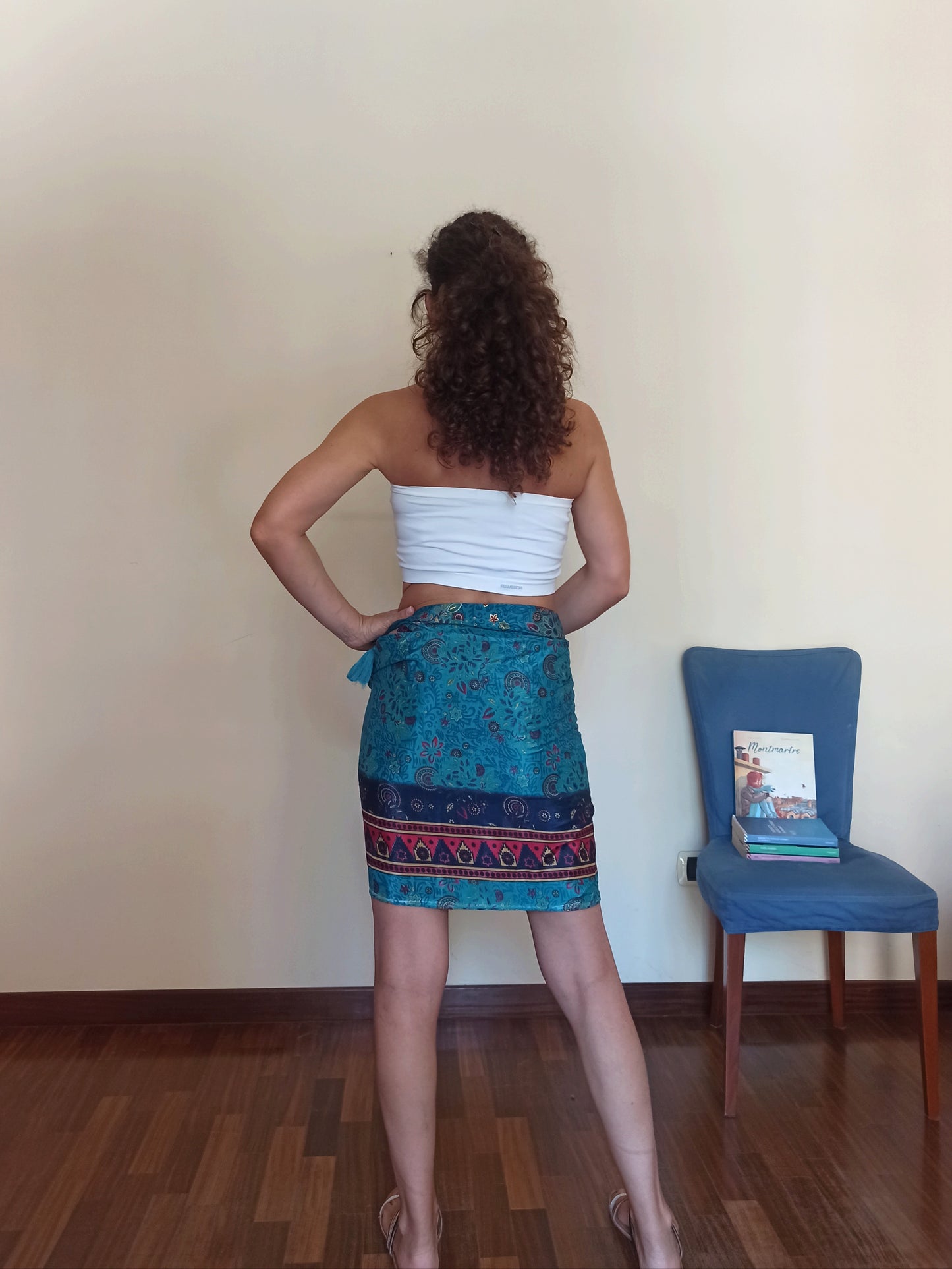 Pareo corto blu rosso e oro A132