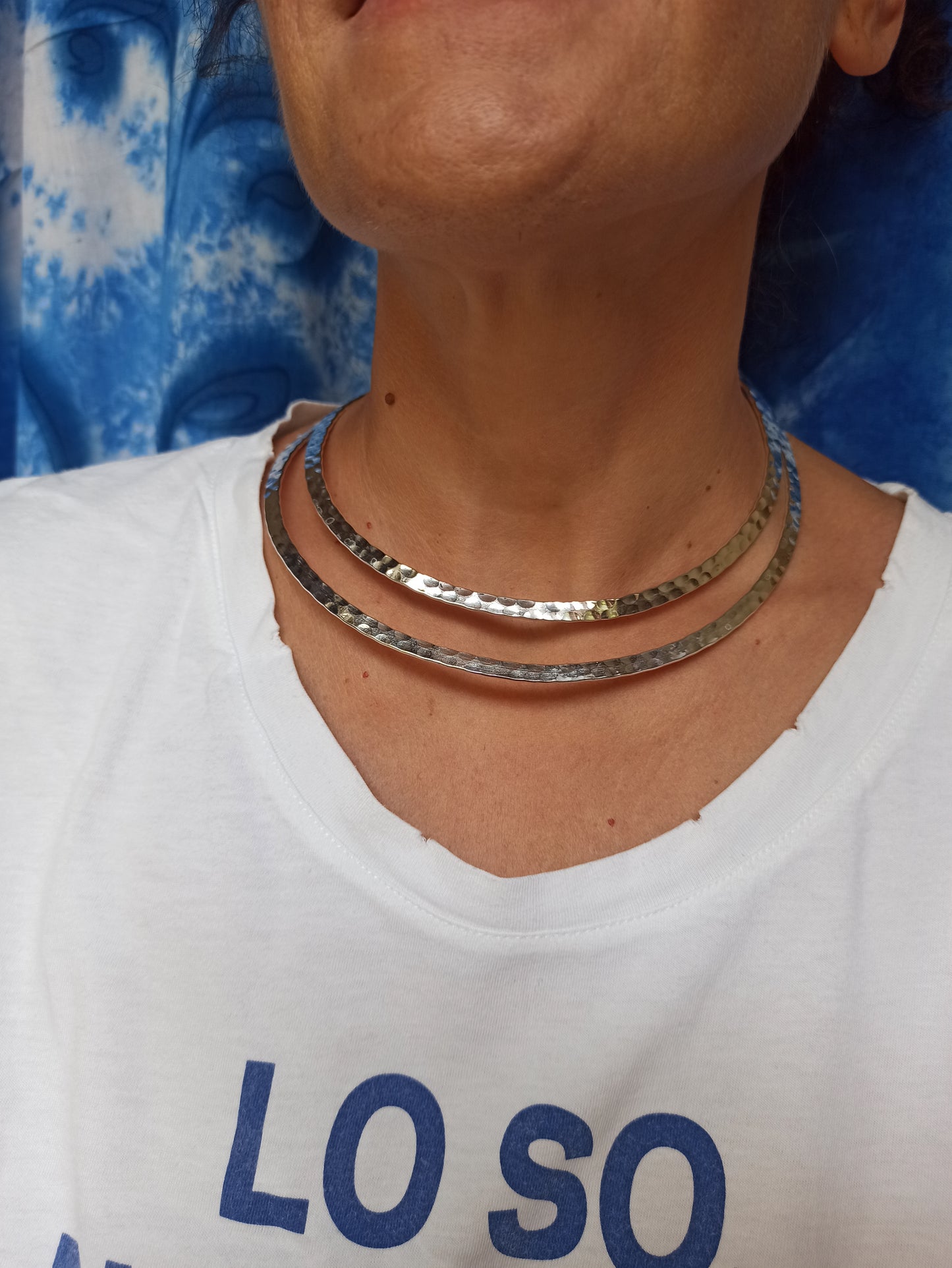 Thin two-turn hammered silver collar