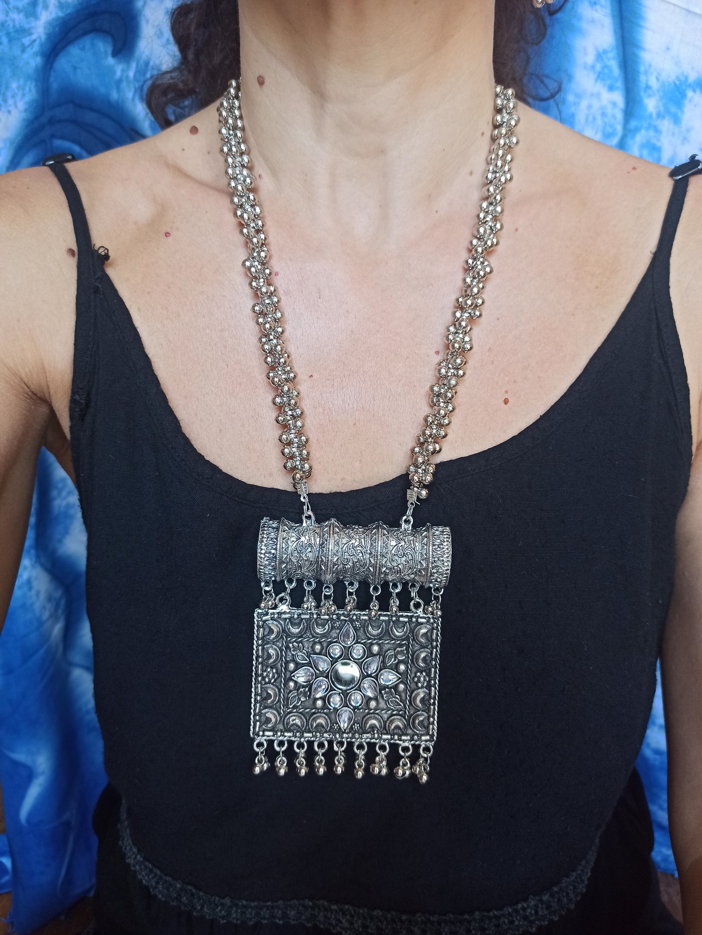 Long necklace and earrings in silver metal with India mirrors