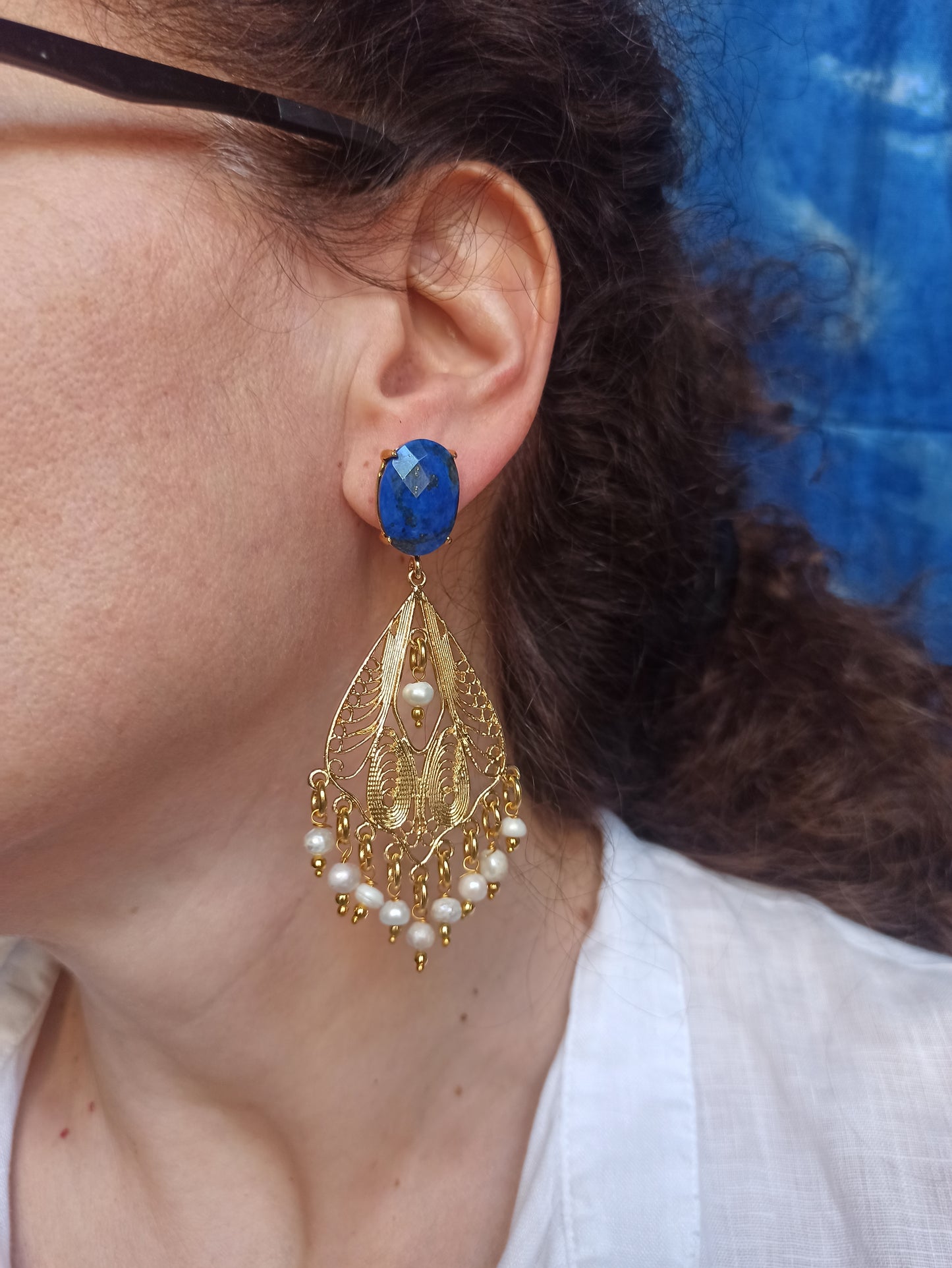 Vergoldete Ohrringe mit blauem Filigran und weißen Perlen