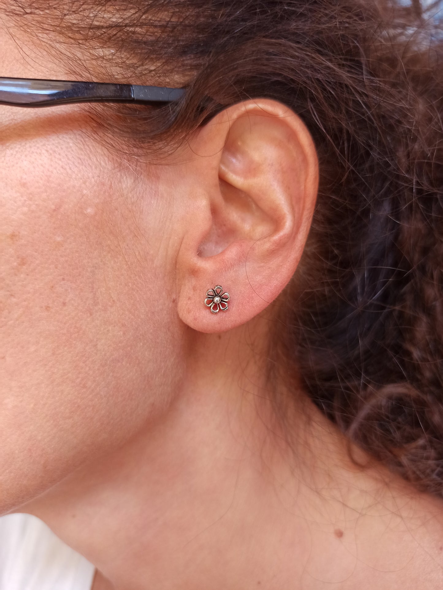 Single lobe earring in 925 silver with a flower profile