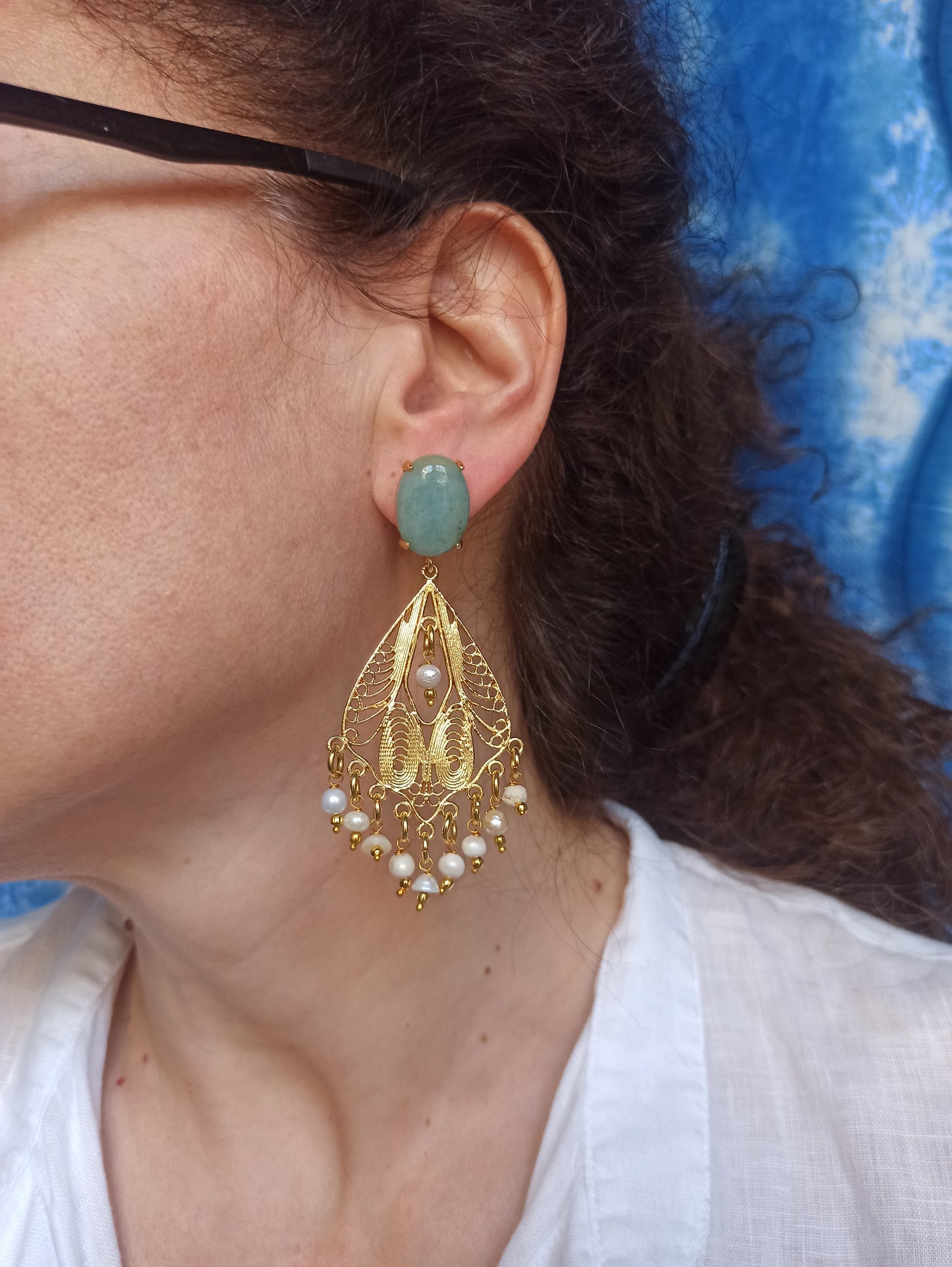 Goldene Ohrringe mit grünem Filigran und weißen Perlen