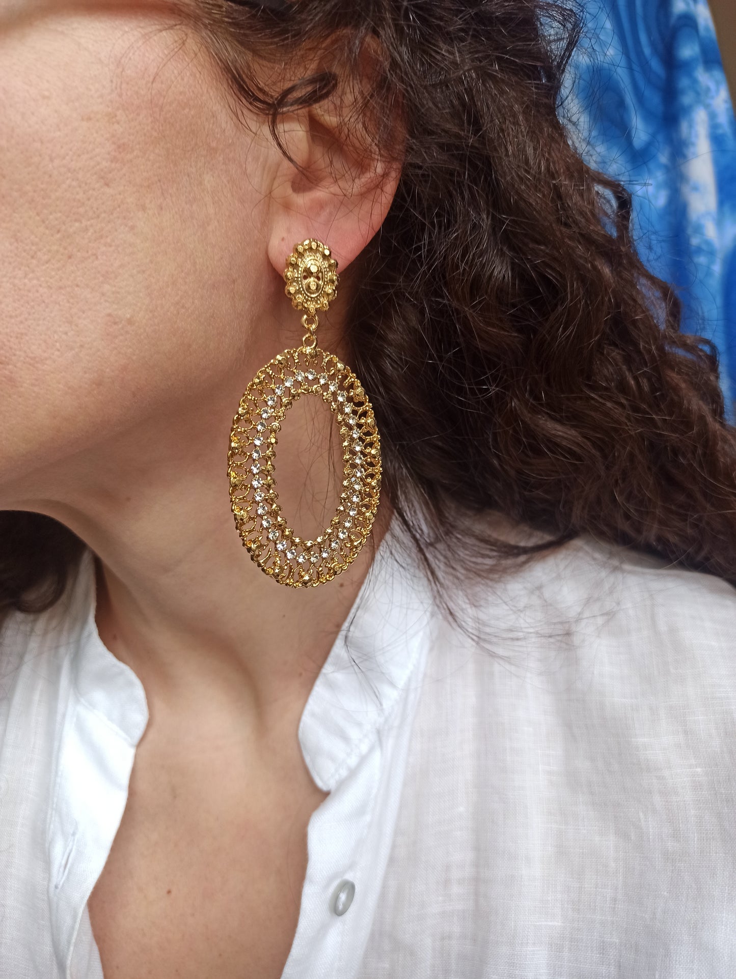 Golden oval glitter earrings