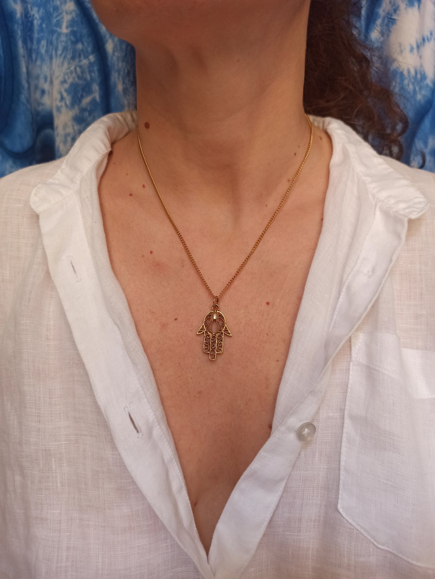 Golden necklace with hand of fatima pendant