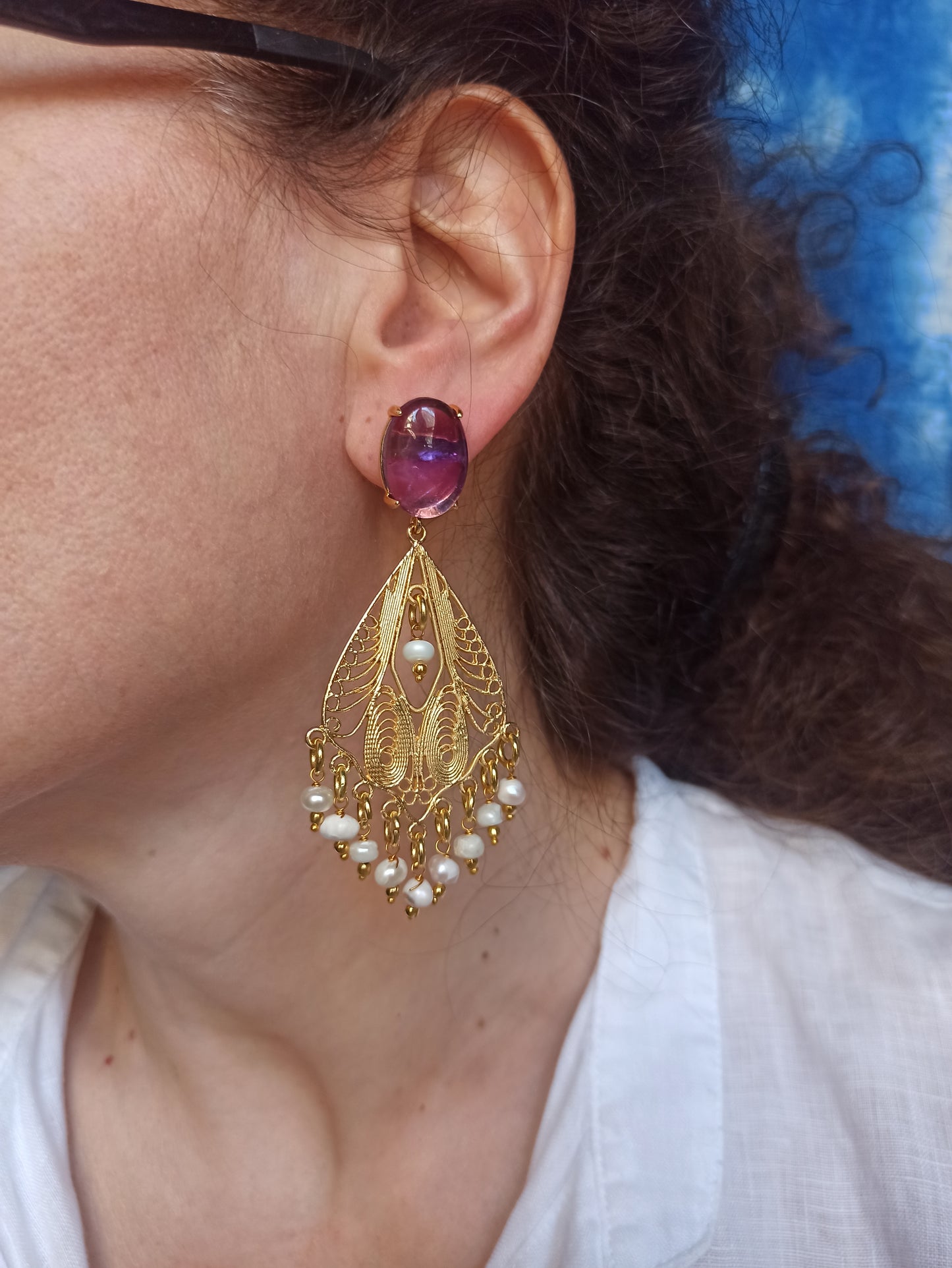 Lila filigrane Goldohrringe mit weißen Perlen