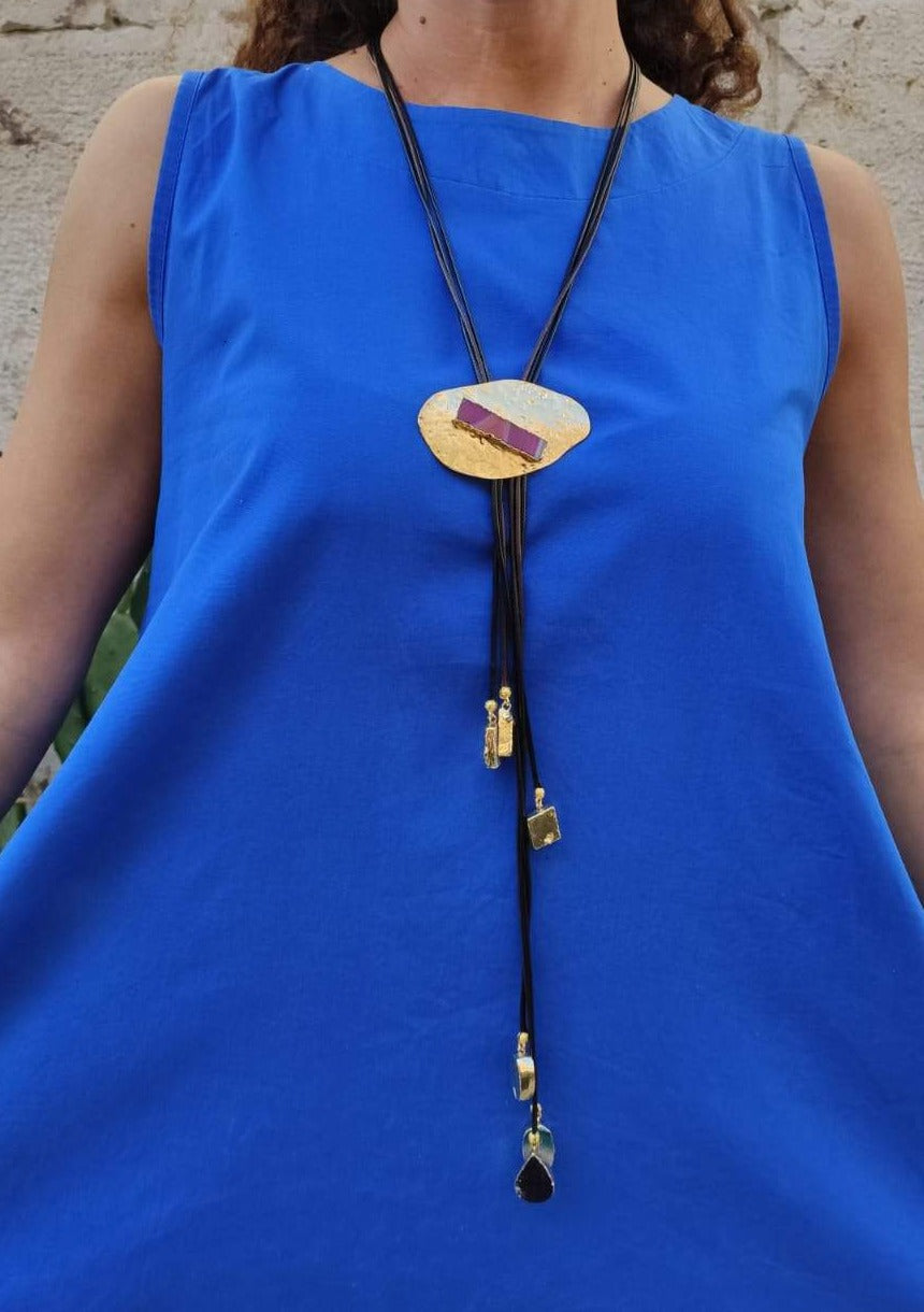 Rubber necklace with golden zamak disc and agates