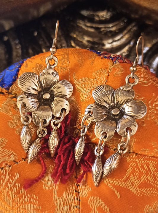 Ohrringe mit Steinblumen