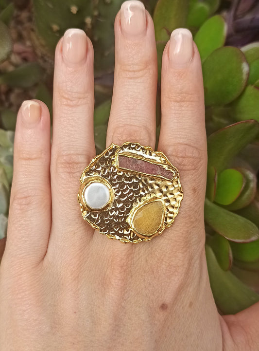 Flussperlenschild, Achat und gelbes Harz.