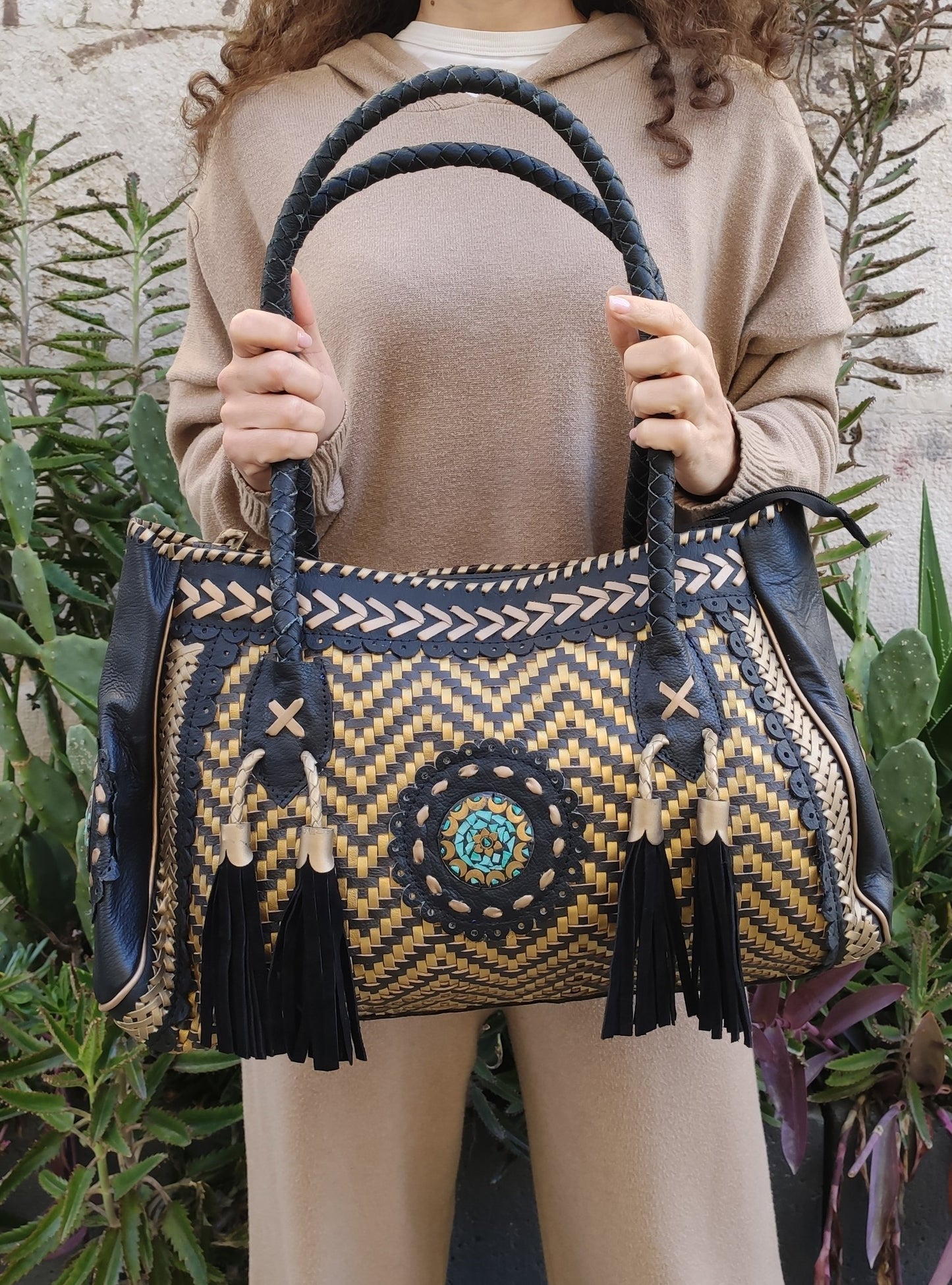 Shopper bag in black leather with turquoise weaving and decorations