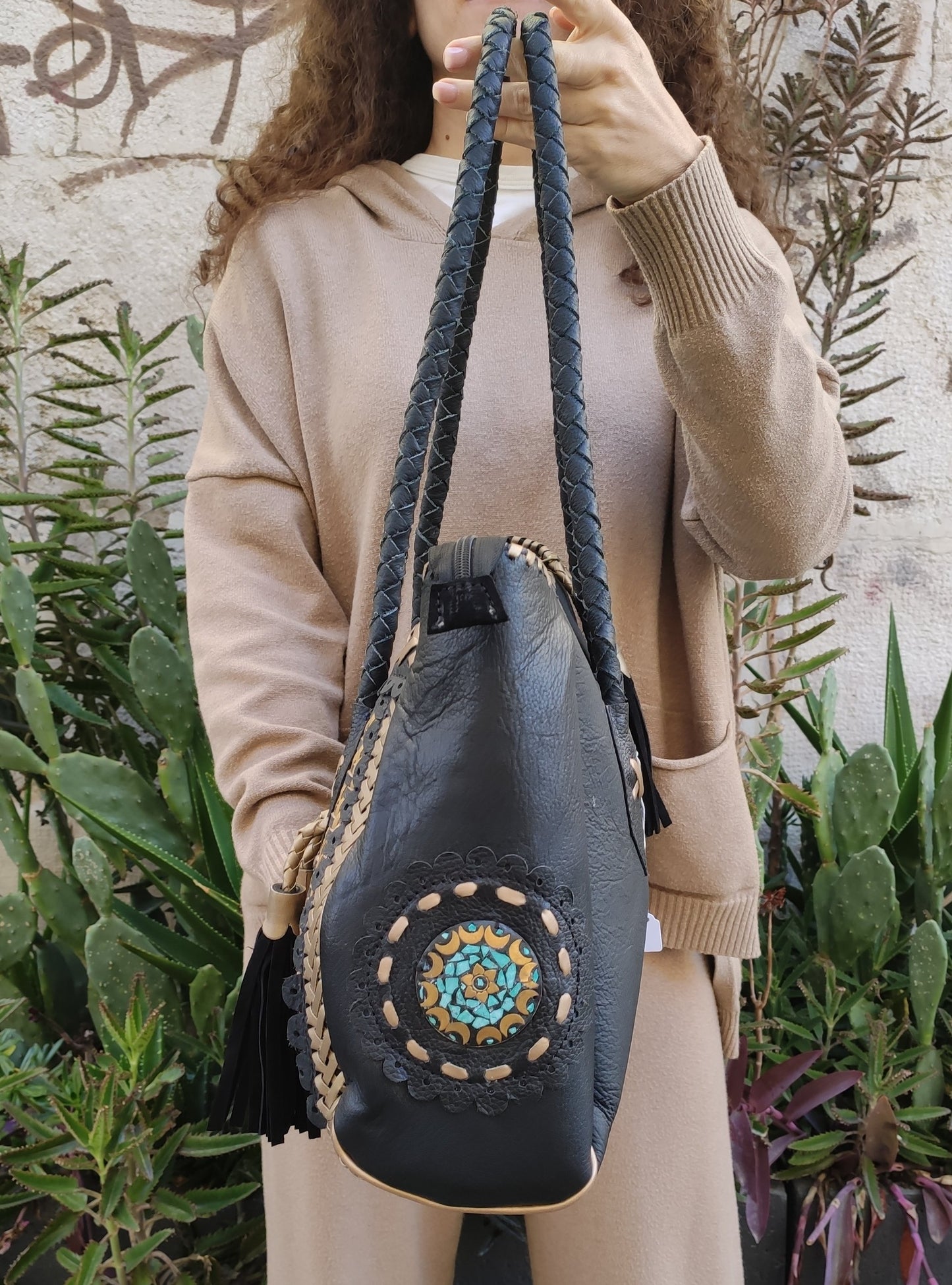 Shopper bag in black leather with turquoise weaving and decorations