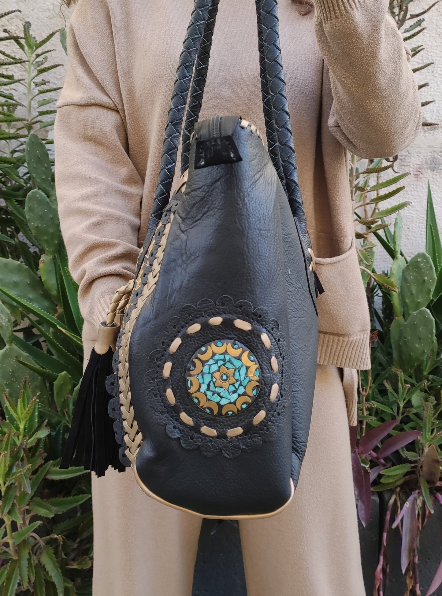 Shopper bag in black leather with turquoise weaving and decorations