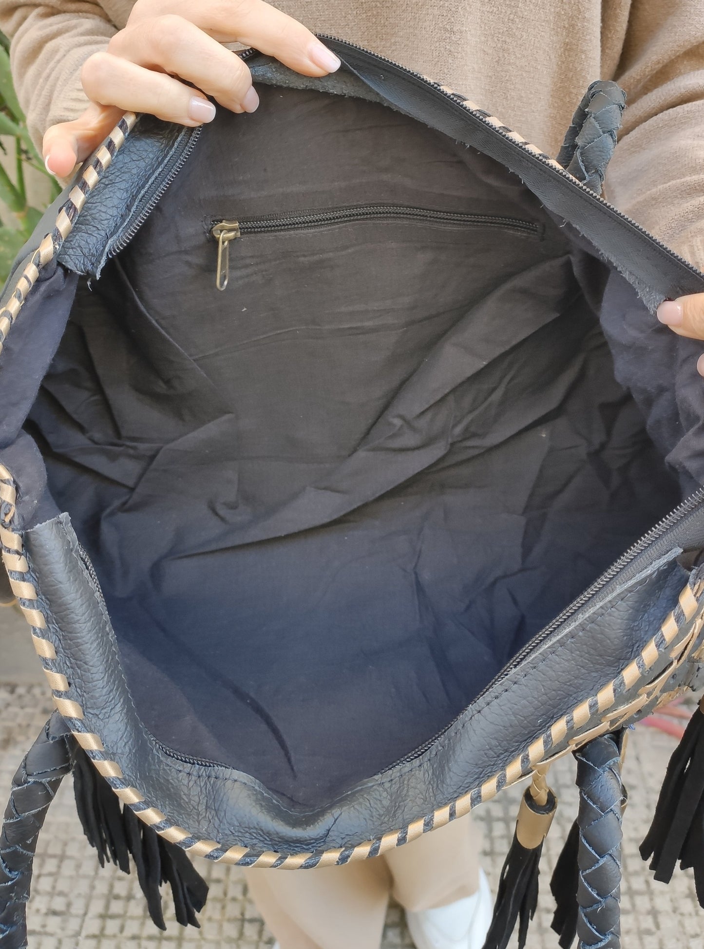 Shopper bag in black leather with turquoise weaving and decorations