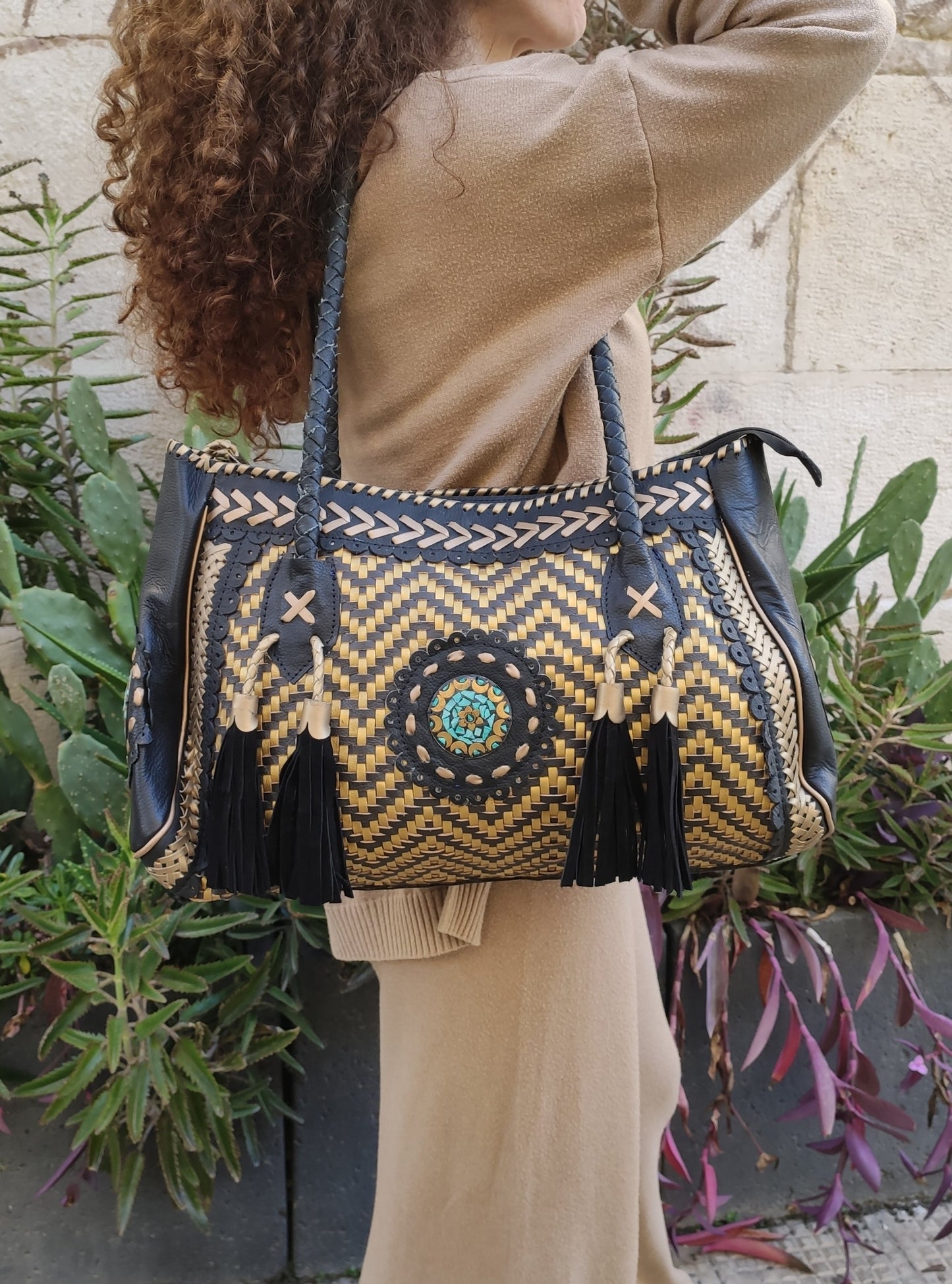 Shopper bag in black leather with turquoise weaving and decorations