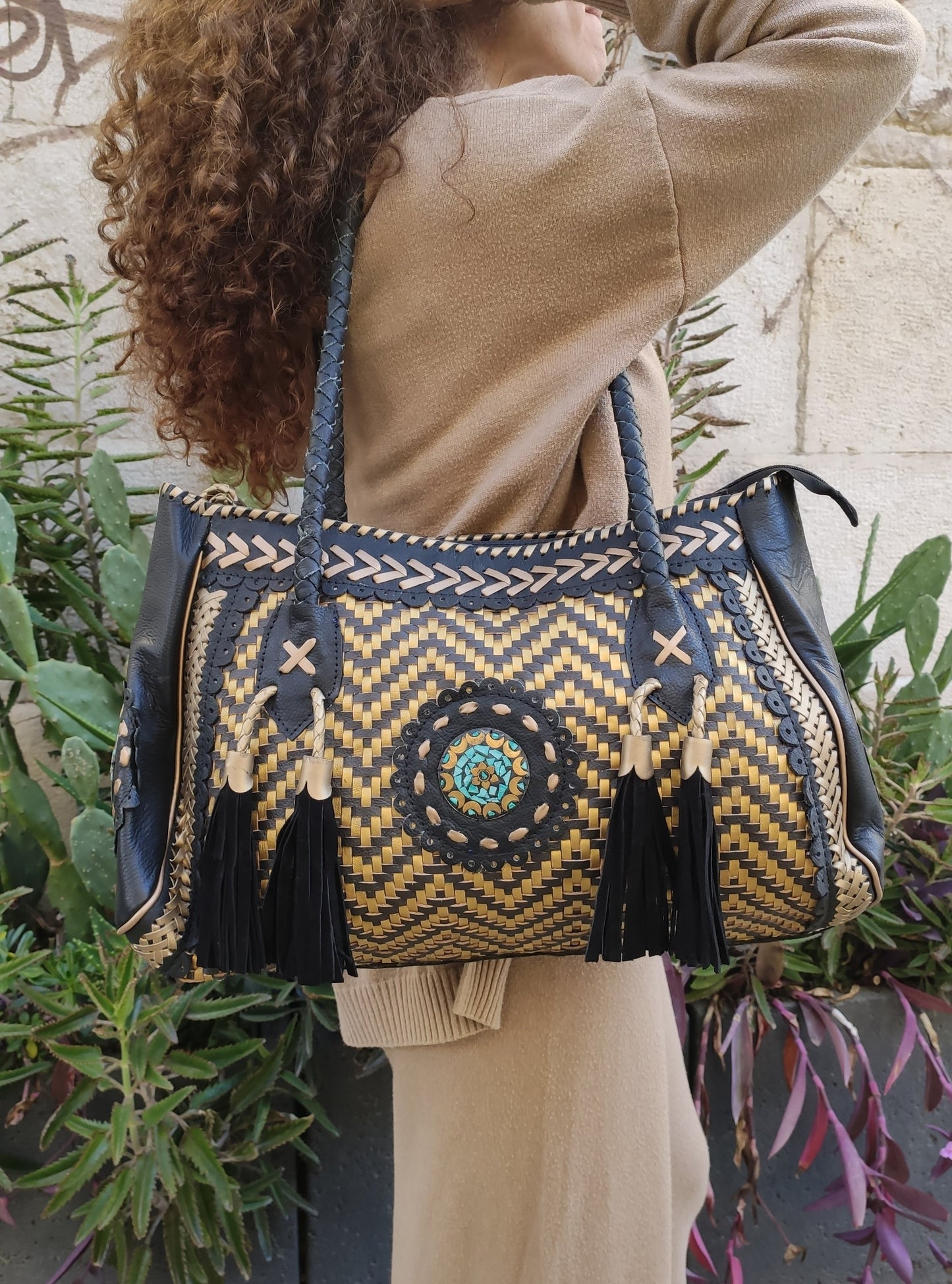 Shopper bag in black leather with turquoise weaving and decorations