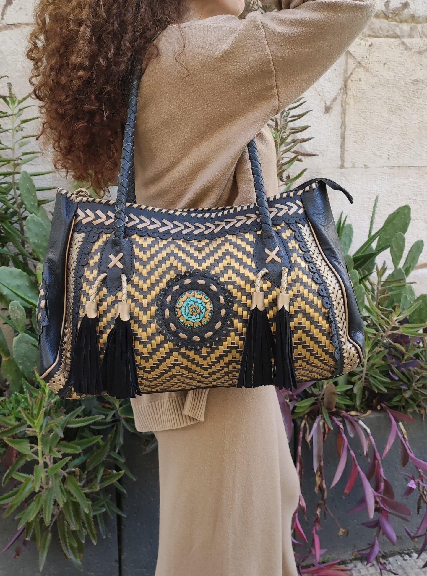 Shopper bag in black leather with turquoise weaving and decorations