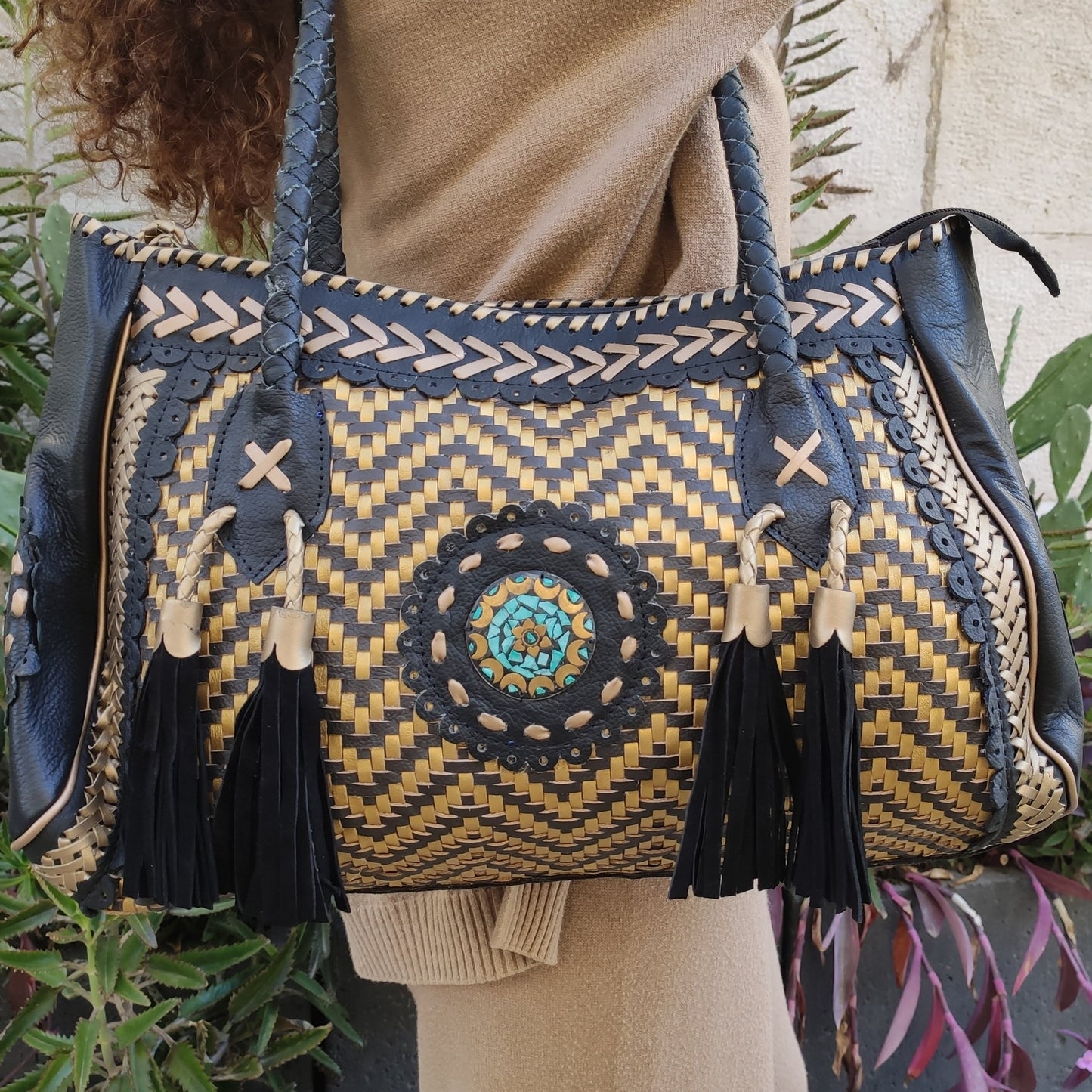 Shopper bag in black leather with turquoise weaving and decorations