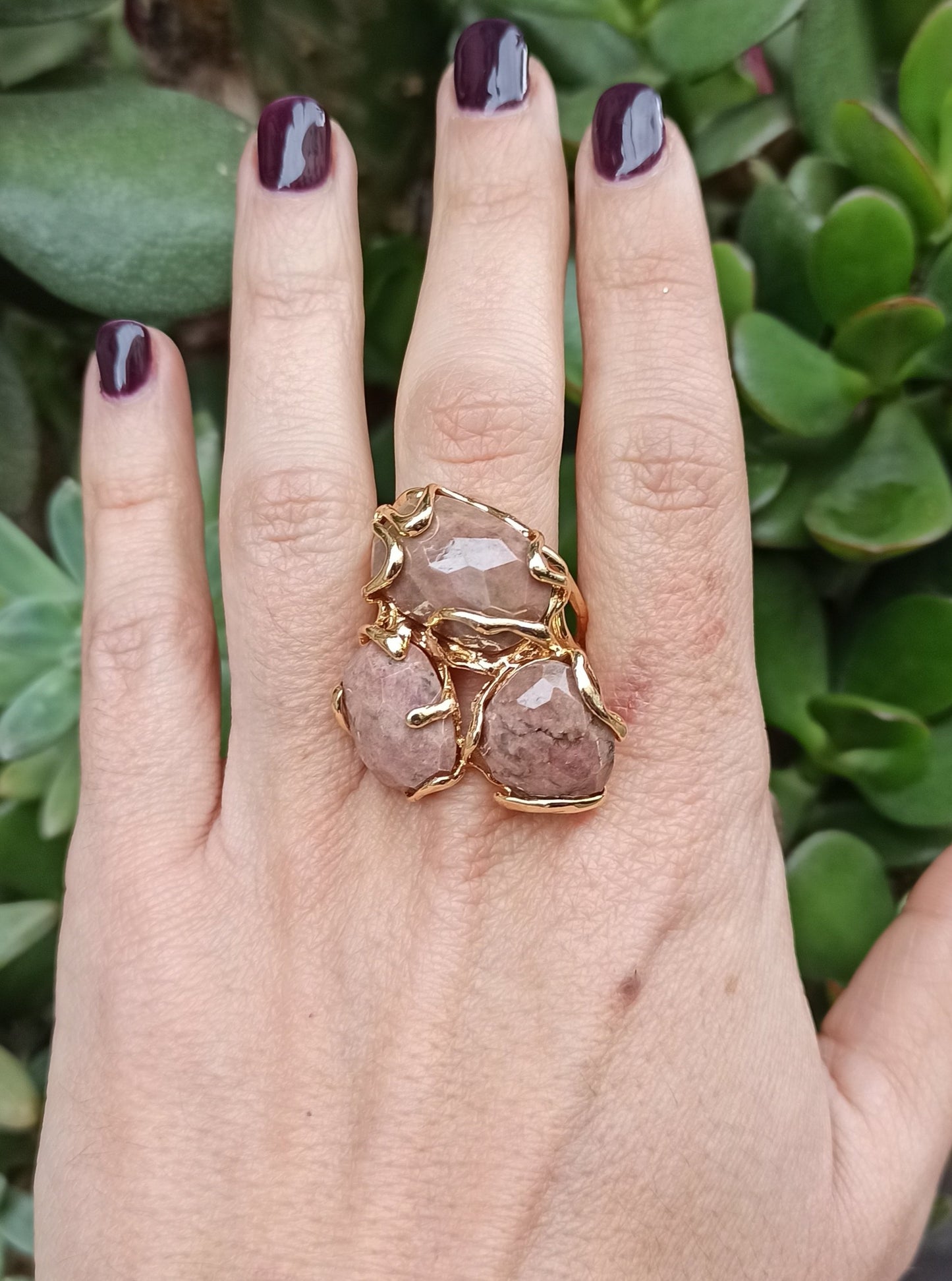 Golden ring with 3 opaque antique pink stones and veins