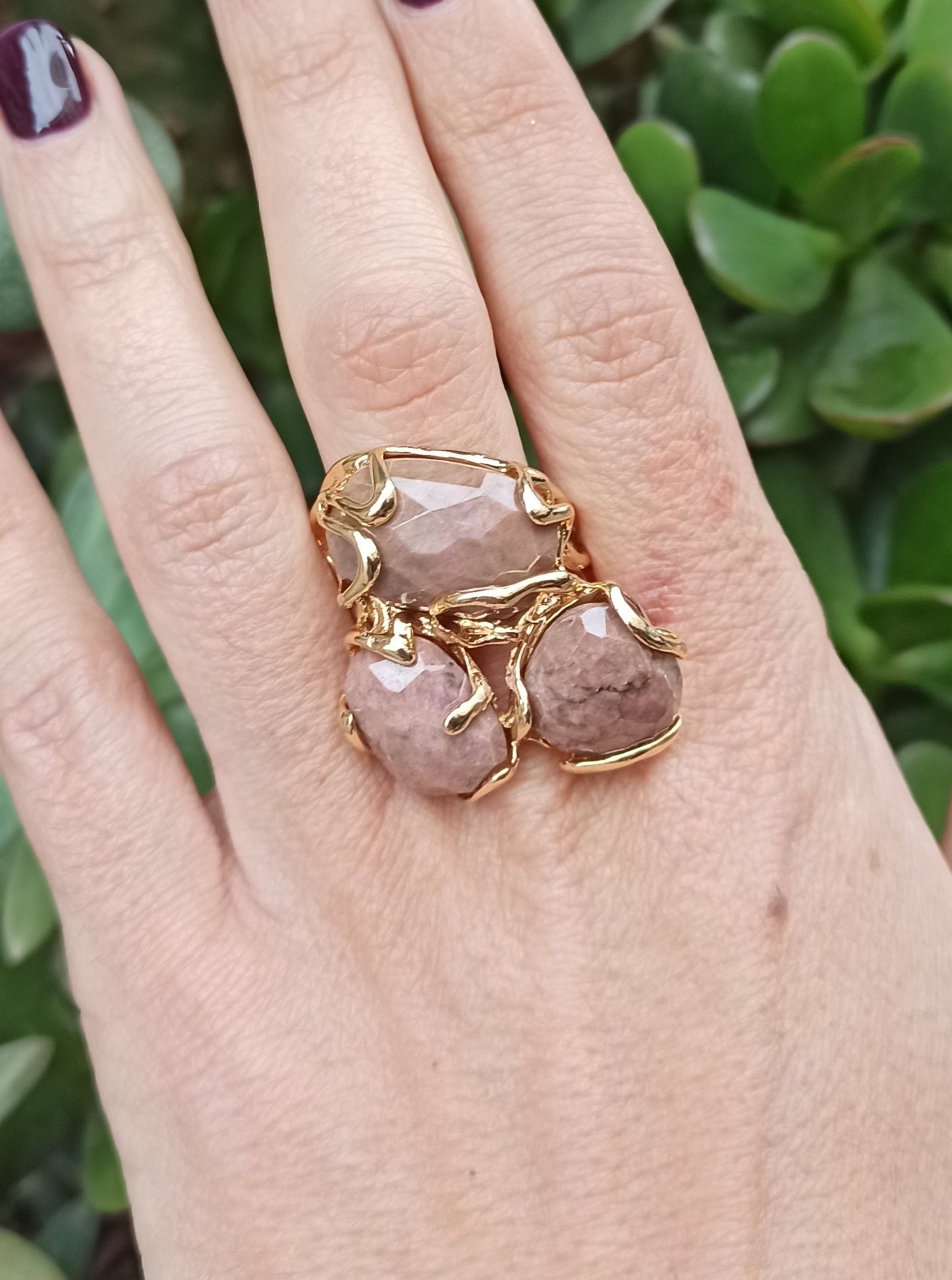 Golden ring with 3 opaque antique pink stones and veins